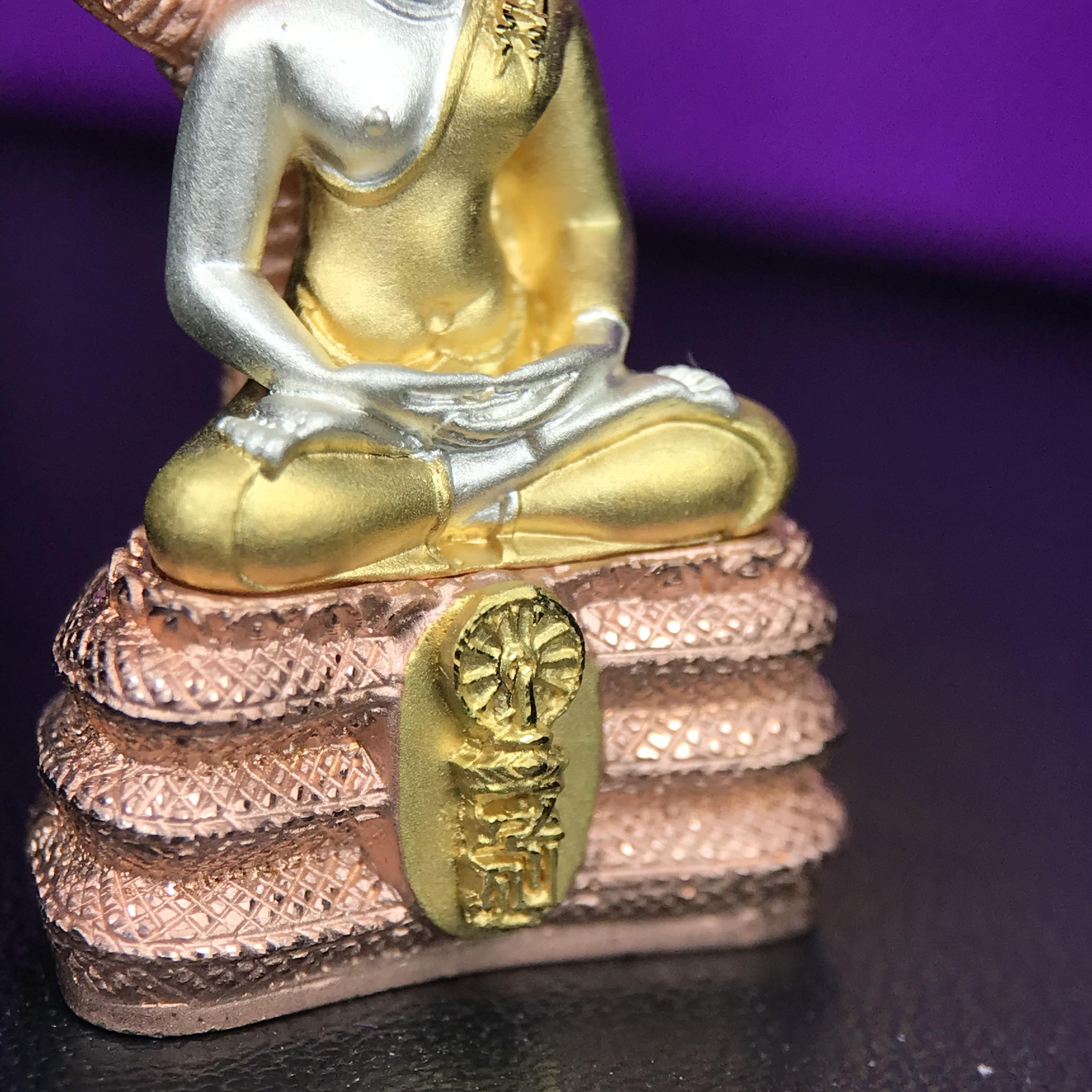 พระนาคปรก สธ. รุ่นสร้างพระอุโบสถเฉลิมพระเกียรติ 4 รอบ 84 พรรษา สมเด็จพระเทพรัตนราชสุดาฯ วัดบวรนิเวศวิหาร ปี 2543 พิมพ์ใหญ่ เนื้อเงินบริสุทธิ์ ชุบสามกษัตริย์แบบพ่นทรายขัดเงาบางส่วน(สภาพ สวย )พิธีใหญ่ พุทธศิลป์งดงาม หายาก (1 ใน 1999 องค์)