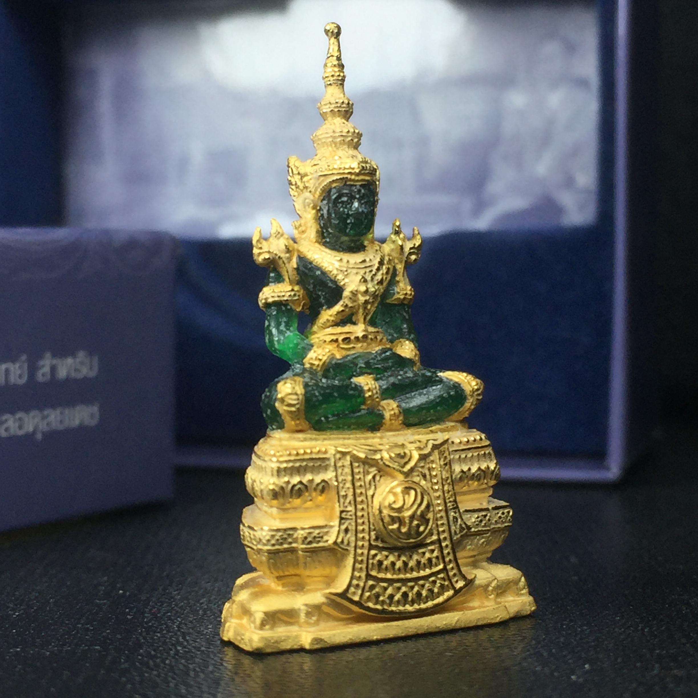 พระแก้วมรกต ภปร. ปี2547 จัดสร้างโดย รพ.ภูมิพลฯ ลอยองค์ หน้าตัก 1/2 นิ้ว เนื้อเรซิ่นหุ้มทองคำ99.99%