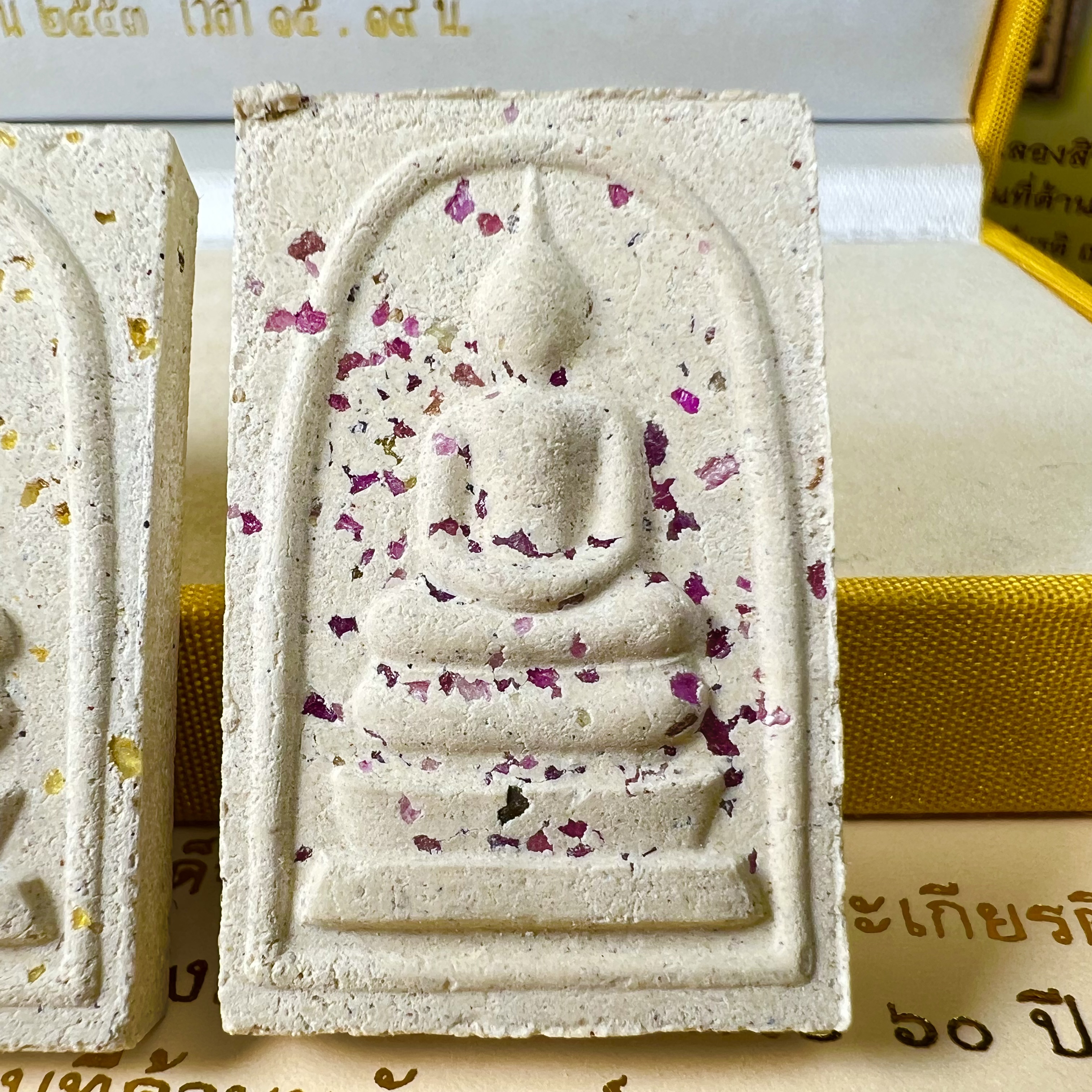 พระสมเด็จพิมพ์ใหญ่ เฉลิมพระเกียรติ พร้อมทั้งอัญเชิญตราสัญลักษณ์ฉลองครองราชย์ครบ 60 ปี เนื้อทองคำ 96.5% ประดิษฐานด้านหลังองค์พระ ครบชุด 3 องค์(พระผงพุทธคุณผสมบุษราคัม ไพลิน ทับทิม) (พร้อมใบอนุโมธนาบัตร กล่องบรรจุเดิมครบสมบูรณ์)หายาก 1 ใน 2000 ชุด