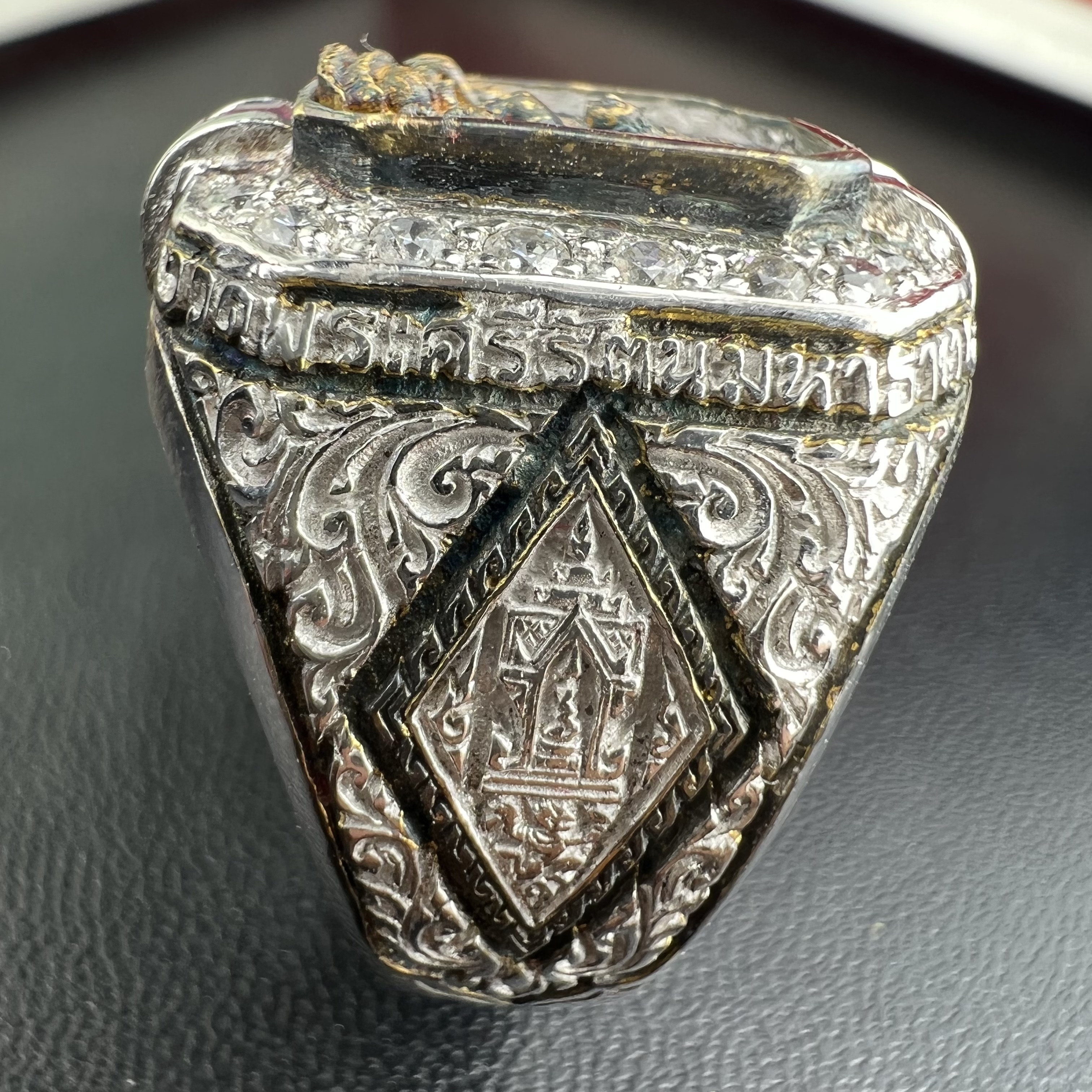 แหวนพระพุทธชินราช ภปร. ในวโรกาสเฉลิมพระชนมายุ6รอบ 5ธันวาคม2542 มูลนิธิพิทักษ์ดวงตาประชาชน จัดสร้าง แหวนเนื้อเงินเคลือบทองคำบริสุทธิ์ประดับเพชร CZ เกรดนอก ตอกโค๊ตและหมายเลข 504(ผลรวมได้ 9 เลขมหามงคลเจริญก้าวหน้าในทุกด้าน) พร้อมกล่องบรรจุเดิมครบ(หายาก)