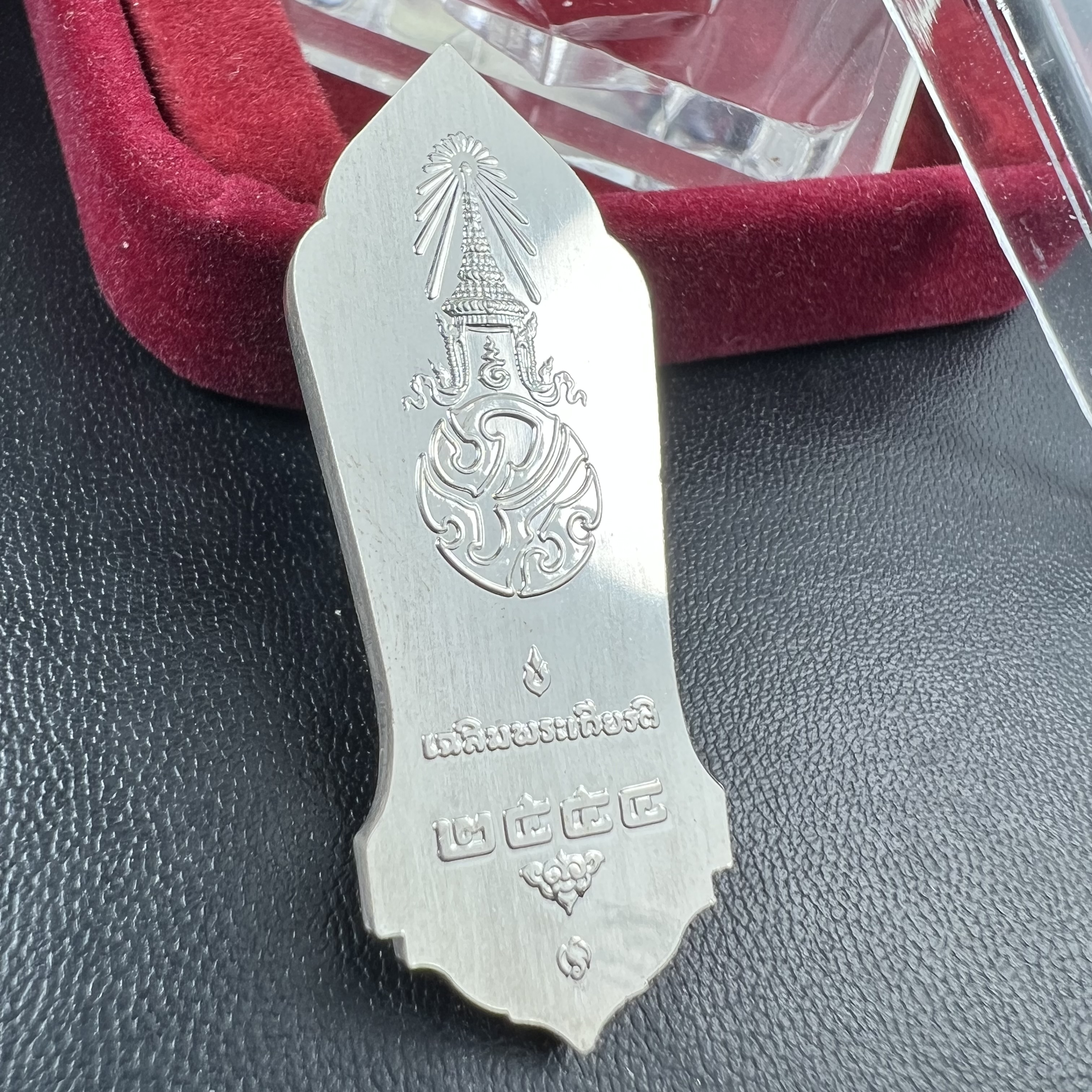 พระพุทธธรรมิกราชบพิตร ภปร. เฉลิมพระเกียรติ 2554 วัดบวรนิเวศวิหาร ขนาดสูง 4.5 ซม. เนื้อเงิน(ตอกโค๊ด Ag)(หายากพบเจอน้อยมาก)ผลิตโดย สำนักกษาปณ์ กรมธนารักษ์ พิธีพุทธาภิเษก ณ พระอุโบสถวัดบวรนิเวศวิหาร สภาพสวย กล่องบรรจุเดิมครบสมบูรณ์(1 ใน 2555 เหรียญ)หายาก