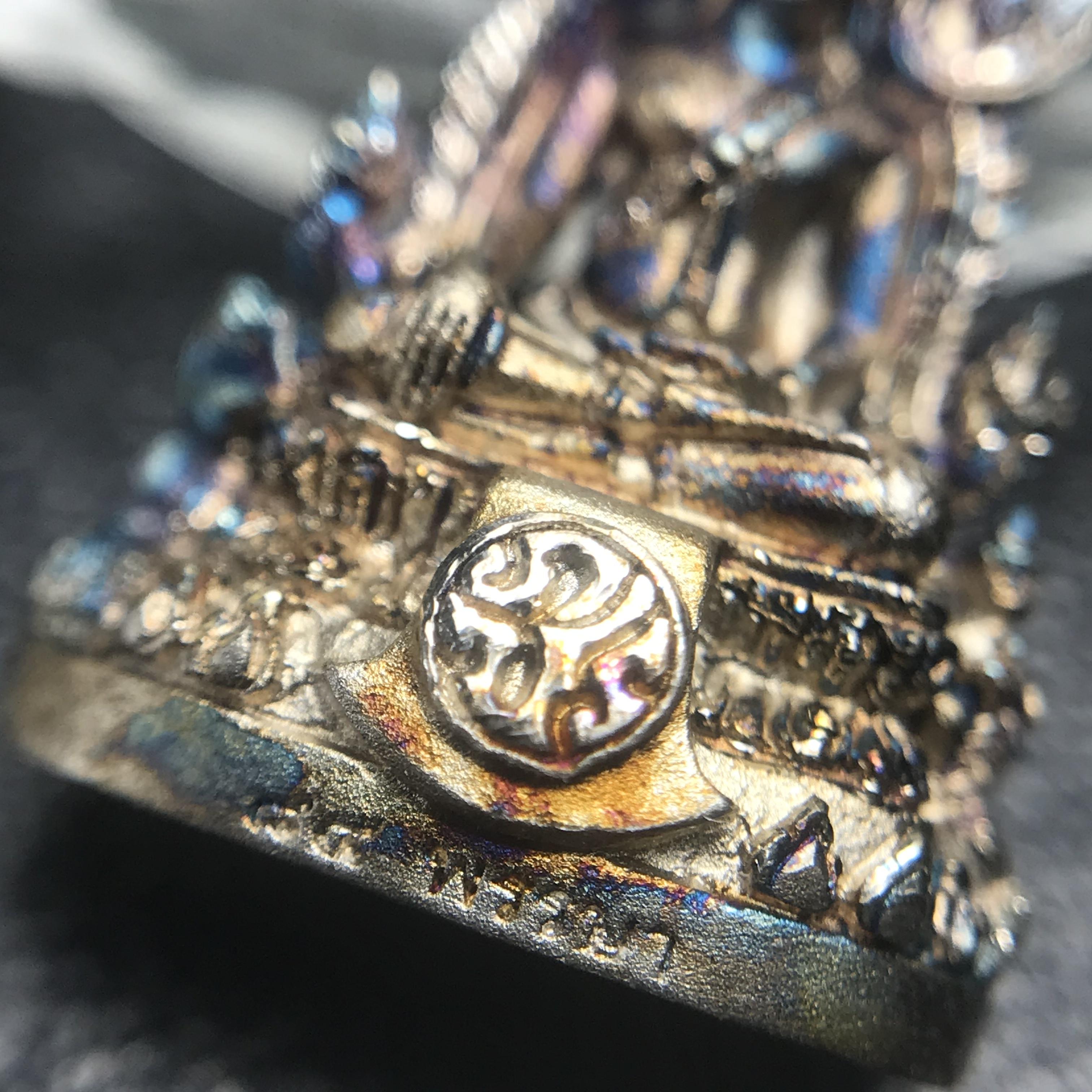 พระพุทธชินราช(จำลอง) ภปร. 84 พรรษา เนื้อเงินชุบทองคำขาว พิมพ์เล็กขนาดหน้าตัก 1/4 นิ้ว (สภาพผิวเดิมสวย ขึ้นสีรุ้งธรรมชาติ แบบนิยม)(พระราชทานมวลสาร จิตรลดาและเส้นพระเจ้า(เส้นผม))