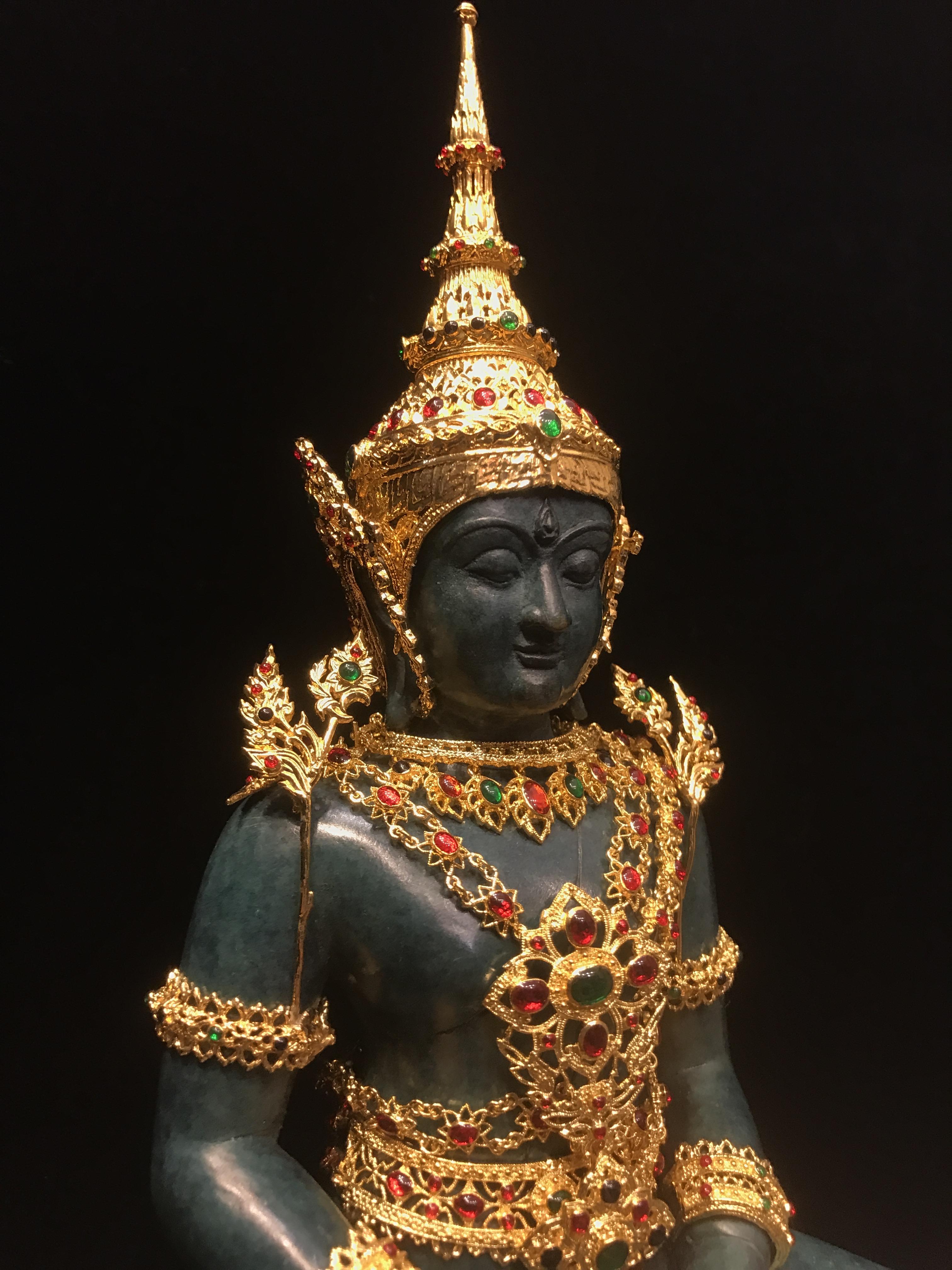 พระพุทธมหามณีรัตนปฏิมากร จำลอง (พระแก้วมรกต) ขนาดบูชาหน้าตัก 5 นิ้ว ตราสัญลักษณ์ ภ.ป.ร. รุ่นแรก ปี2547 เนื้อนวโลหะเคลือบสีเขียว(เครื่องทรงนวโลหะชุบทอง)