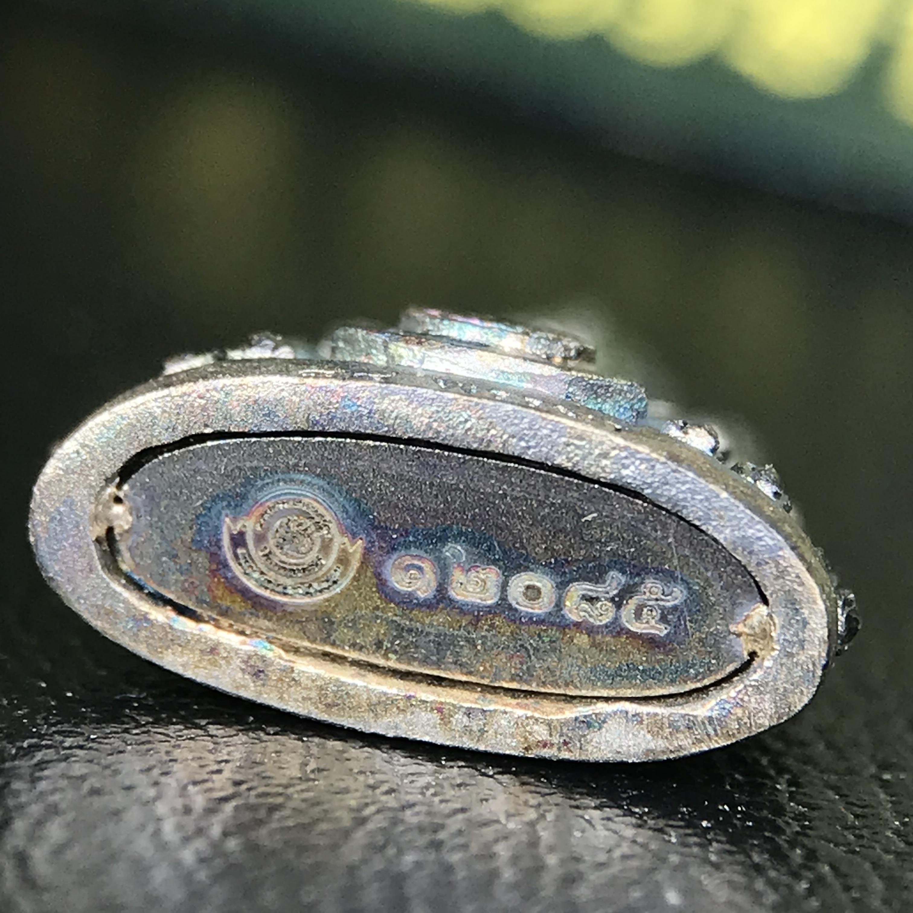 พระพุทธชินราช ภปร. 84 พรรษา ในหลวงรัชกาลที่ 9 พิมพ์เล็กขนาดหน้าตัก 1/4 นิ้ว(สูง 2.0 ซม.)เนื้อเงินชุบทองคำขาว (สภาพผิวเดิมสวย ขึ้นสีรุ้งฟ้าครามธรรมชาติสวยมาก แบบนิยม)(พระราชทานมวลสาร จิตรลดาและเส้นพระเจ้า(เส้นผม))พุทธศิลป์ทรงคุณค่าอีกหนึ่งรุ่นยอดนิยม