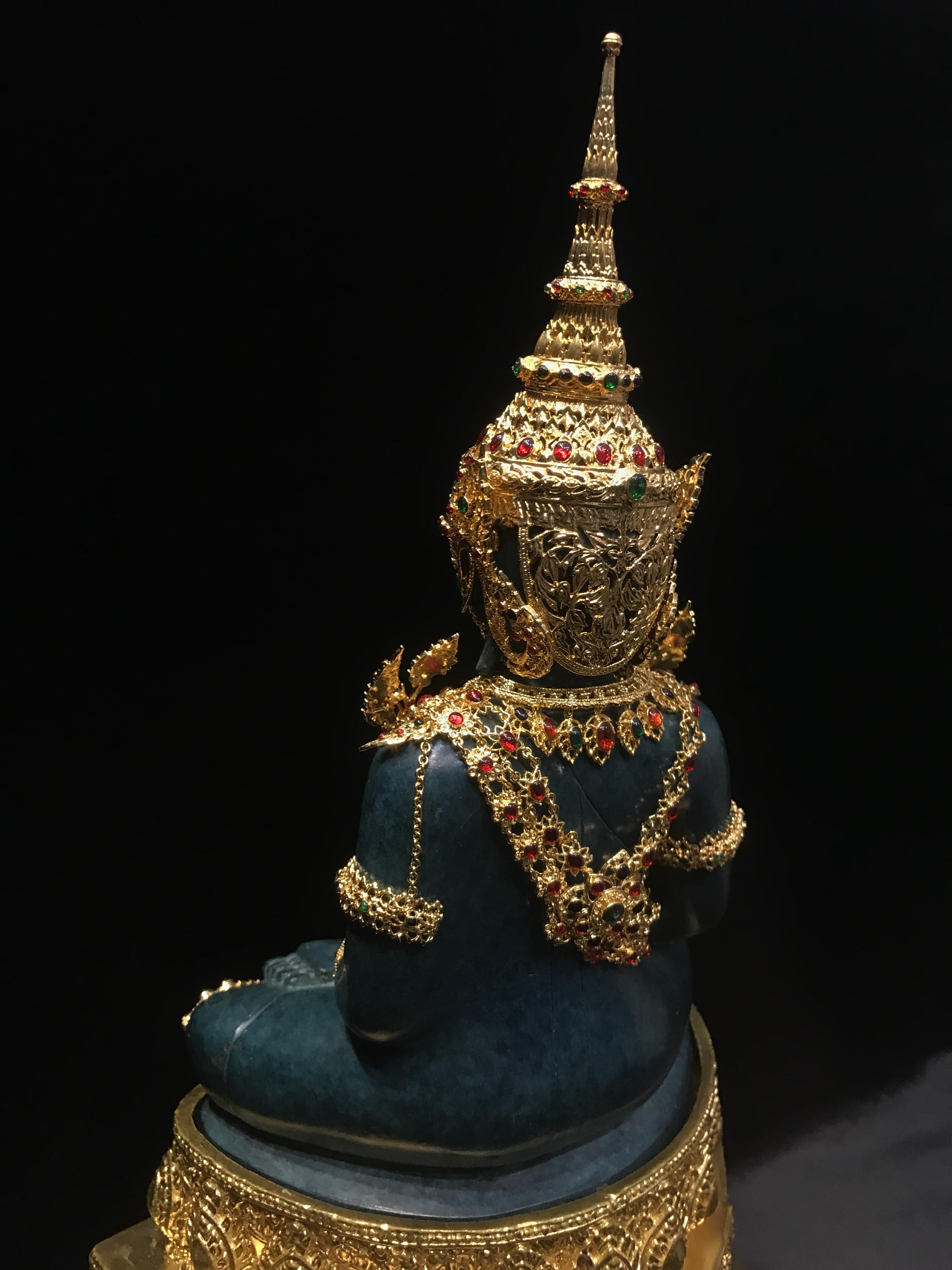 พระพุทธมหามณีรัตนปฏิมากร จำลอง (พระแก้วมรกต) ขนาดบูชาหน้าตัก 5 นิ้ว ตราสัญลักษณ์ ภ.ป.ร. รุ่นแรก ปี2547 เนื้อนวโลหะเคลือบสีเขียว(เครื่องทรงนวโลหะชุบทอง)