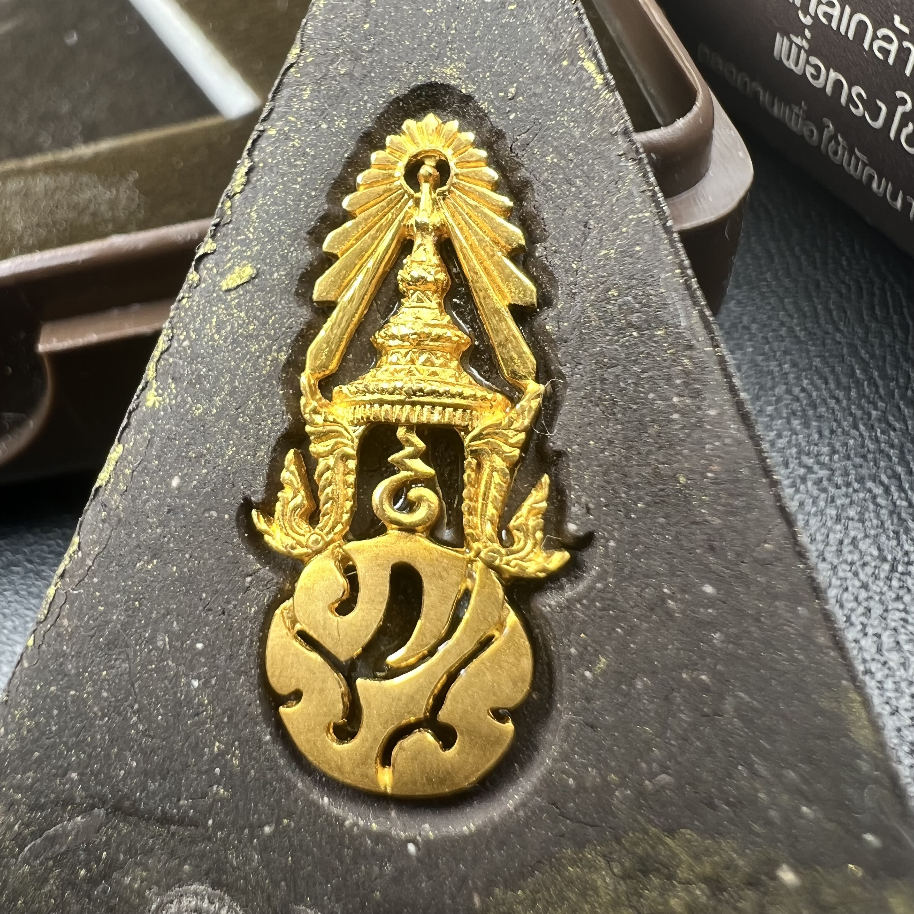 พระพุทธชินราช ภปร. โครงการ "เพราะแผ่นดินนี้ คือ แผ่นดินเกิด" ปี2548(รุ่นแรก) พระผงหลัง ภ.ป.ร. ทองคำ(หนัก 1.1 กรัม) (พระราชทานเส้นพระเจ้า (เส้นผม)และมวลสารจิตรลดา)