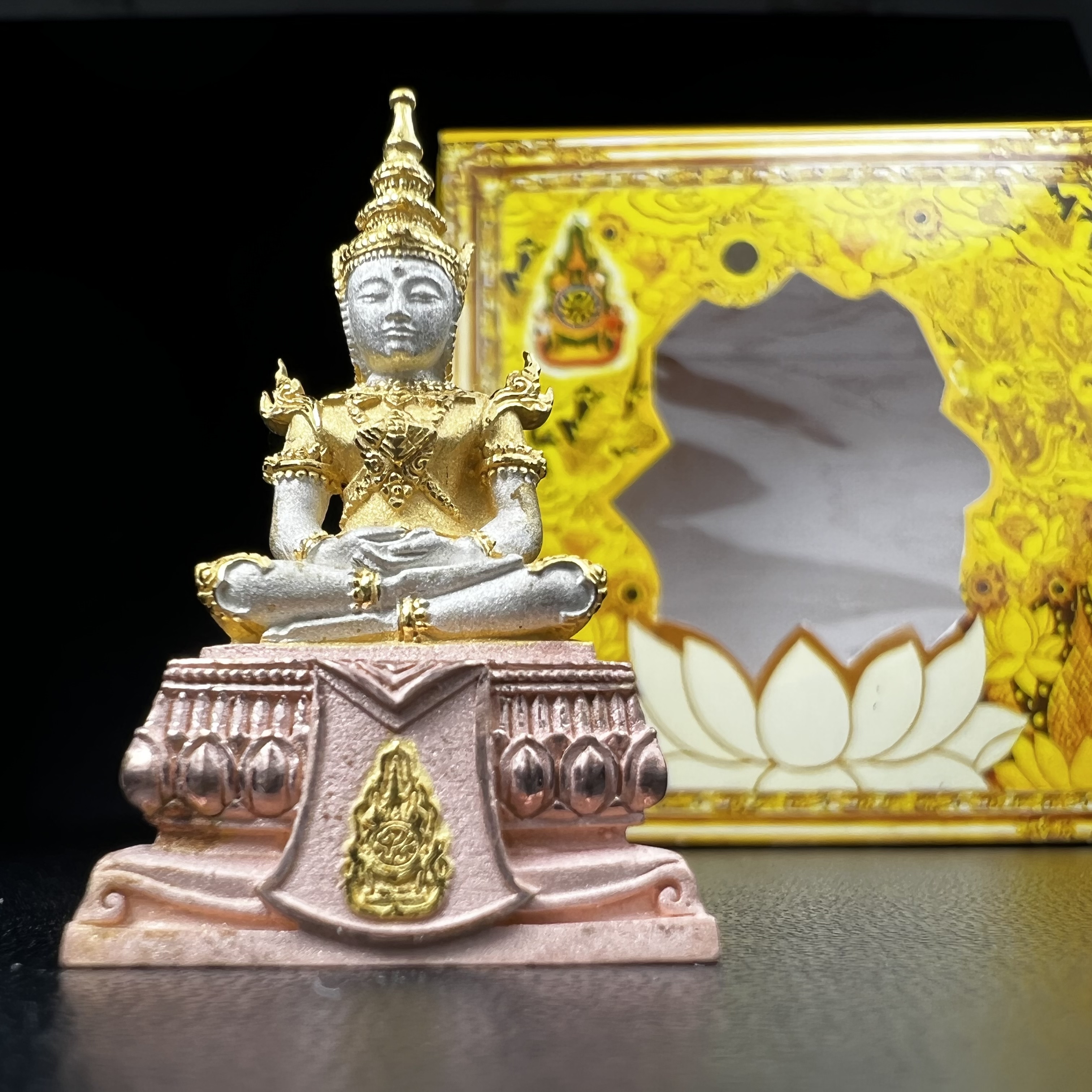 พระแก้วมรกต(จำลอง)ลอยองค์ ขนาดหน้าตัก 1/2 นิ้ว ทรงเครื่องฤดูร้อน เนื้อเงินสามกษัตริย์ ตราสัญลักษณ์ฉลองสิริราชสมบัติ ครบ 60 ปี พ.ศ.2549(สภาพสวย ครบ สมบูรณ์)