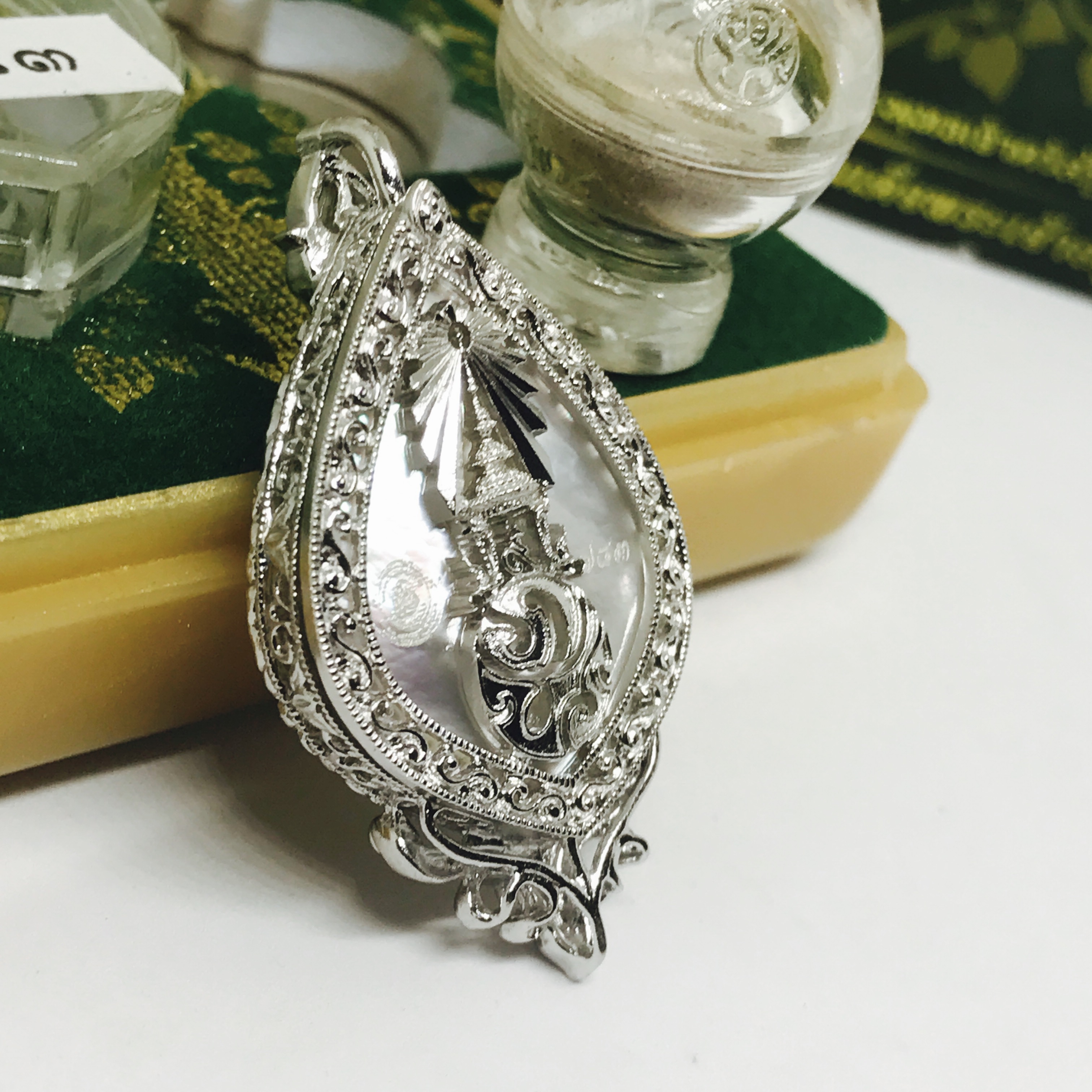 เหรียญพระพุทธชินราช(จำลอง) ภ.ป.ร. 84พรรษา ทรงหยดน้ำ เนื้อเงินชุบทองคำขาว