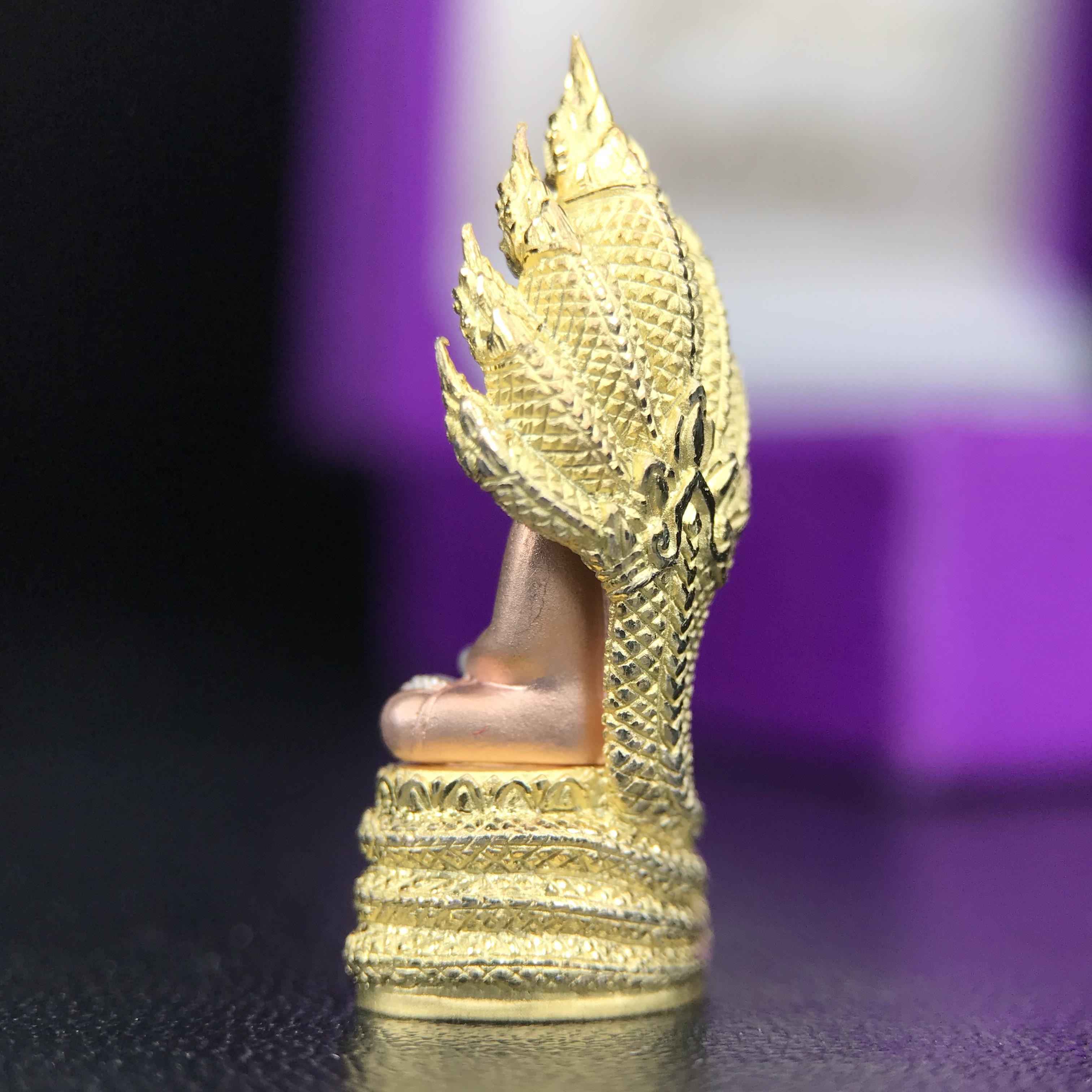 พระนาคปรก สธ. รุ่นสร้างพระอุโบสถเฉลิมพระเกียรติ 4 รอบ 84 พรรษา สมเด็จพระเทพรัตนราชสุดาฯ วัดบวรนิเวศวิหาร ปี 2543 พิมพ์เล็ก เนื้อเงินบริสุทธิ์ ชุบสามกษัตริย์แบบพ่นทรายขัดเงาบางส่วน(สภาพ สวย )พิธีใหญ่ พุทธศิลป์งดงาม หายาก (1 ใน 2999 องค์)