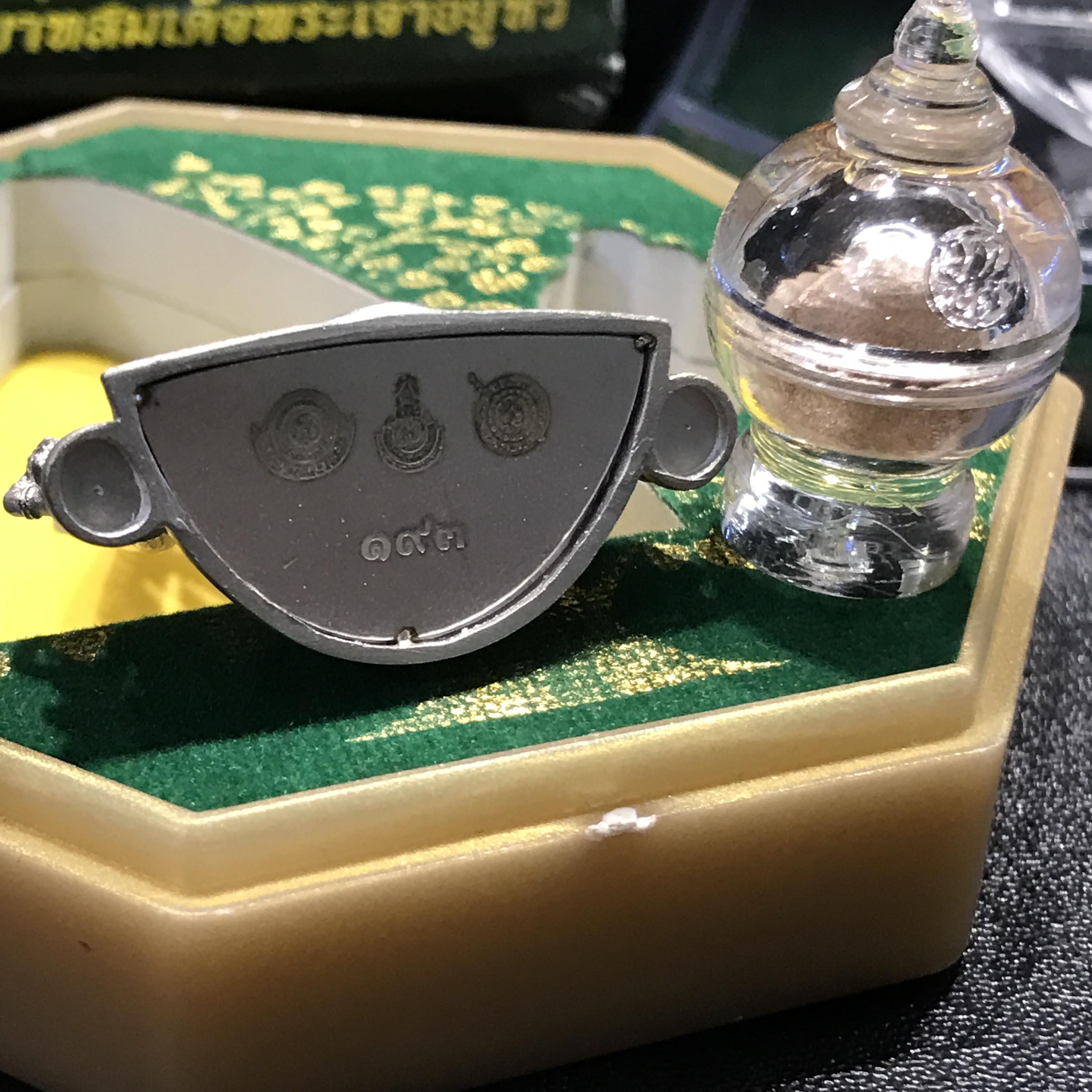 พระพุทธชินราช(จำลอง) ภ.ป.ร. 84 พรรษา เนื้อเงินชุปทองคำขาว พิมพ์ใหญ่ขนาดหน้าตัก 3/4 นิ้ว