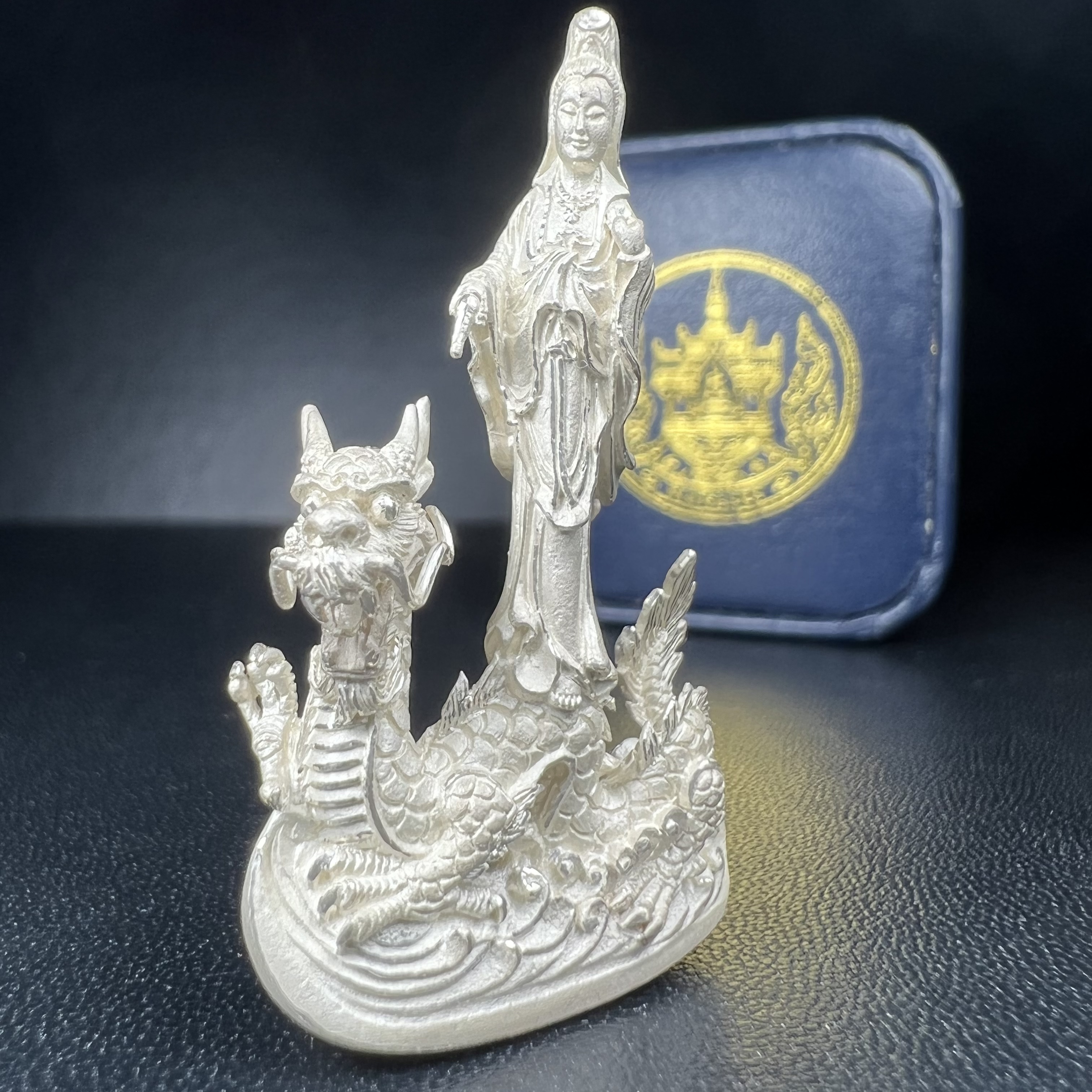 รูปหล่อลอยองค์พระโพธิสัตว์กวนอิม ทรงประทับมังกร จ.ระนอง เนื้อเงิน พิมพ์ใหญ่(สภาพผิว สวยงดงาม ทรงคุณค่า) เฉลิมฉลองในวโรกาสที่พระบาทสมเด็จพระเจ้าอยู่หัวทรงครองสิริราชสมบัติครบ 50 ปี จ.ระนอง พ.ศ.2539