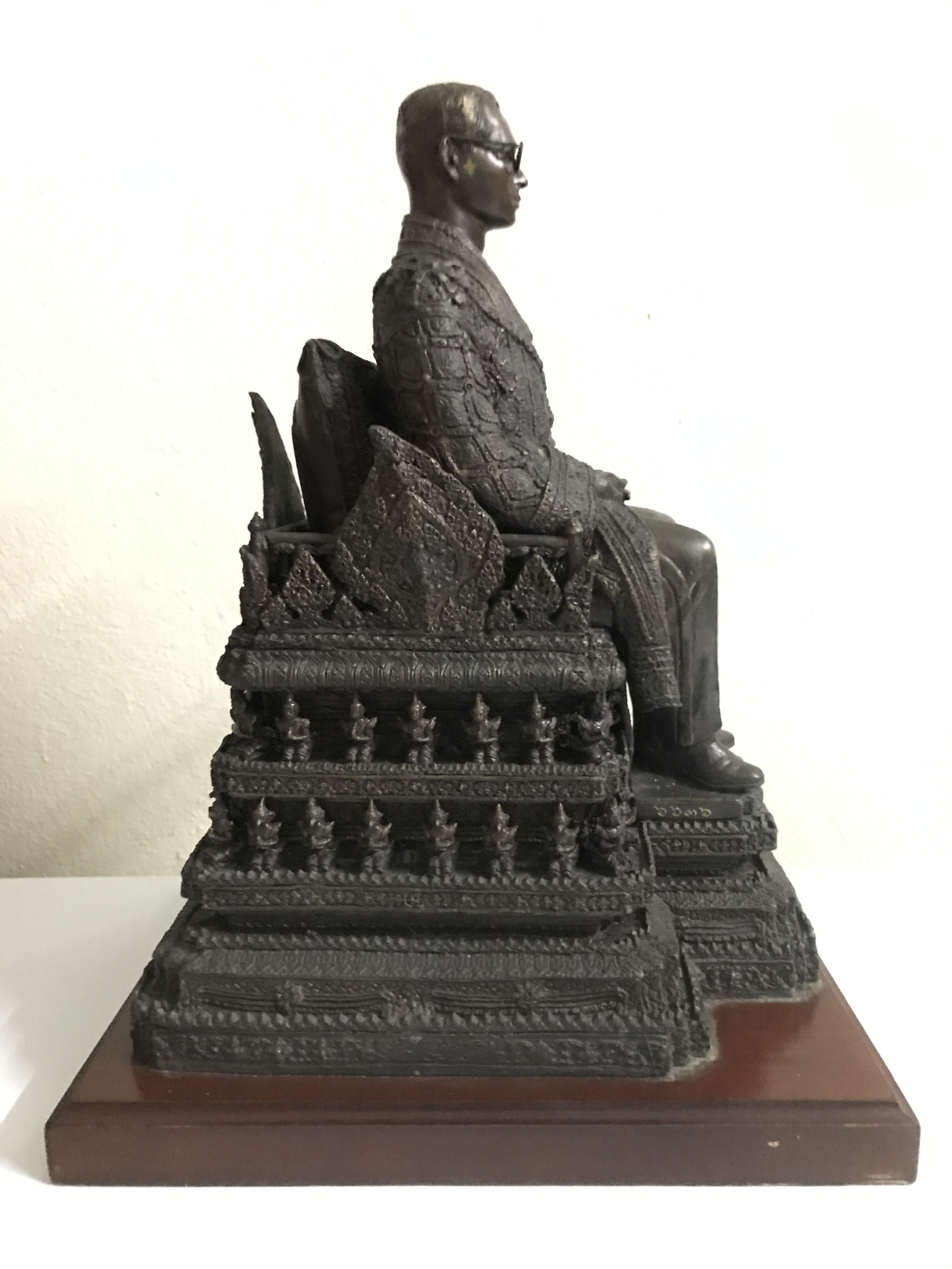 พระบรมรูปพระบาทสมเด็จพระเจ้าอยู่หัวรัชกาลที่9(นั่งบัลลังก์) กระทรวงมหาดไทยจัดสร้าง ปี2539