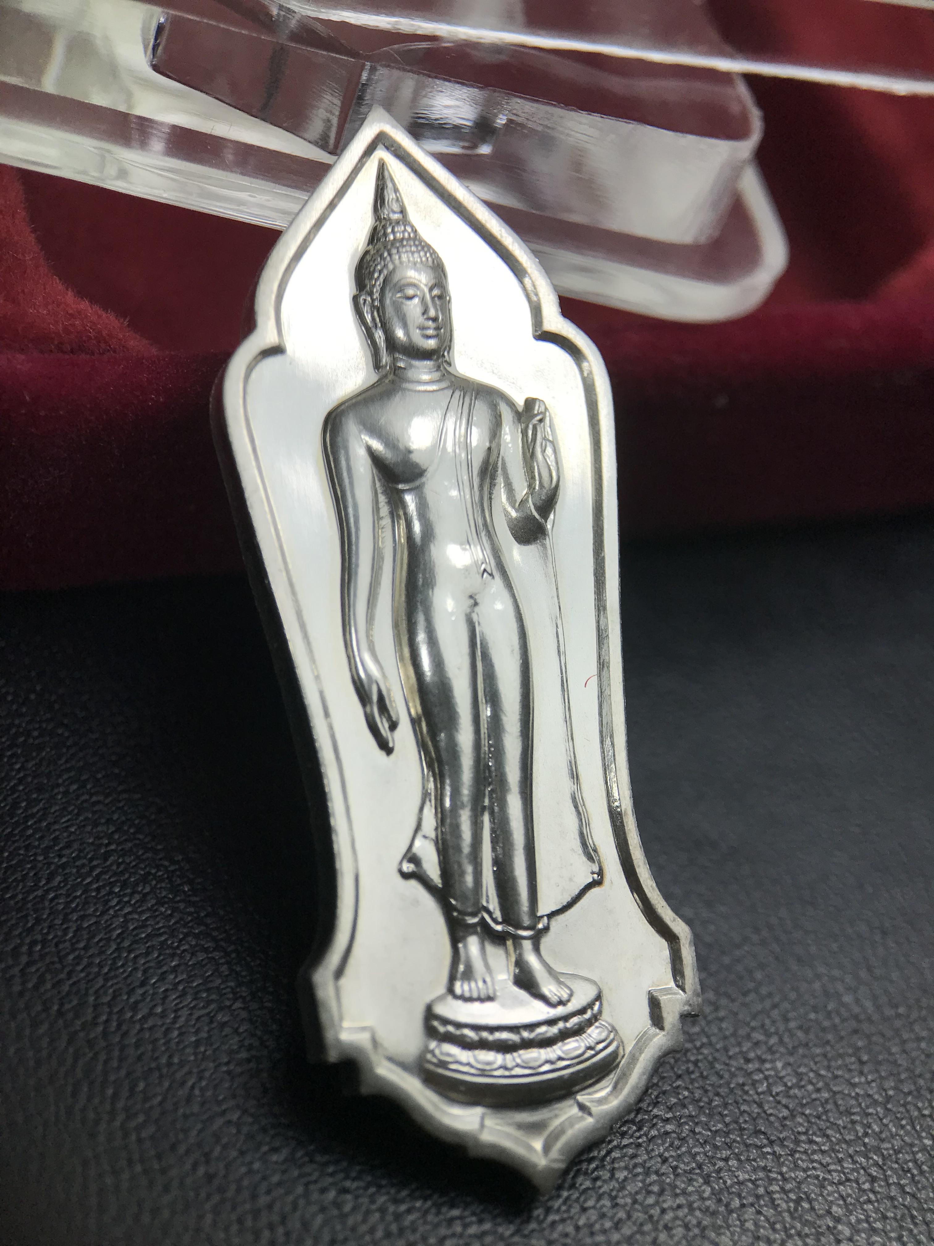 พระพุทธธรรมิกราชบพิตร ภปร. เฉลิมพระเกียรติ 2554 วัดบวรนิเวศวิหาร ขนาดสูง 4.5 ซม. เนื้อเงิน(ตอกโค๊ด Ag)(หายากพบเจอน้อยมาก)ผลิตโดย สำนักกษาปณ์ กรมธนารักษ์ พิธีพุทธาภิเษก ณ พระอุโบสถวัดบวรนิเวศวิหาร สภาพสวย กล่องบรรจุเดิมครบสมบูรณ์(1 ใน 2555 เหรียญ)หายาก