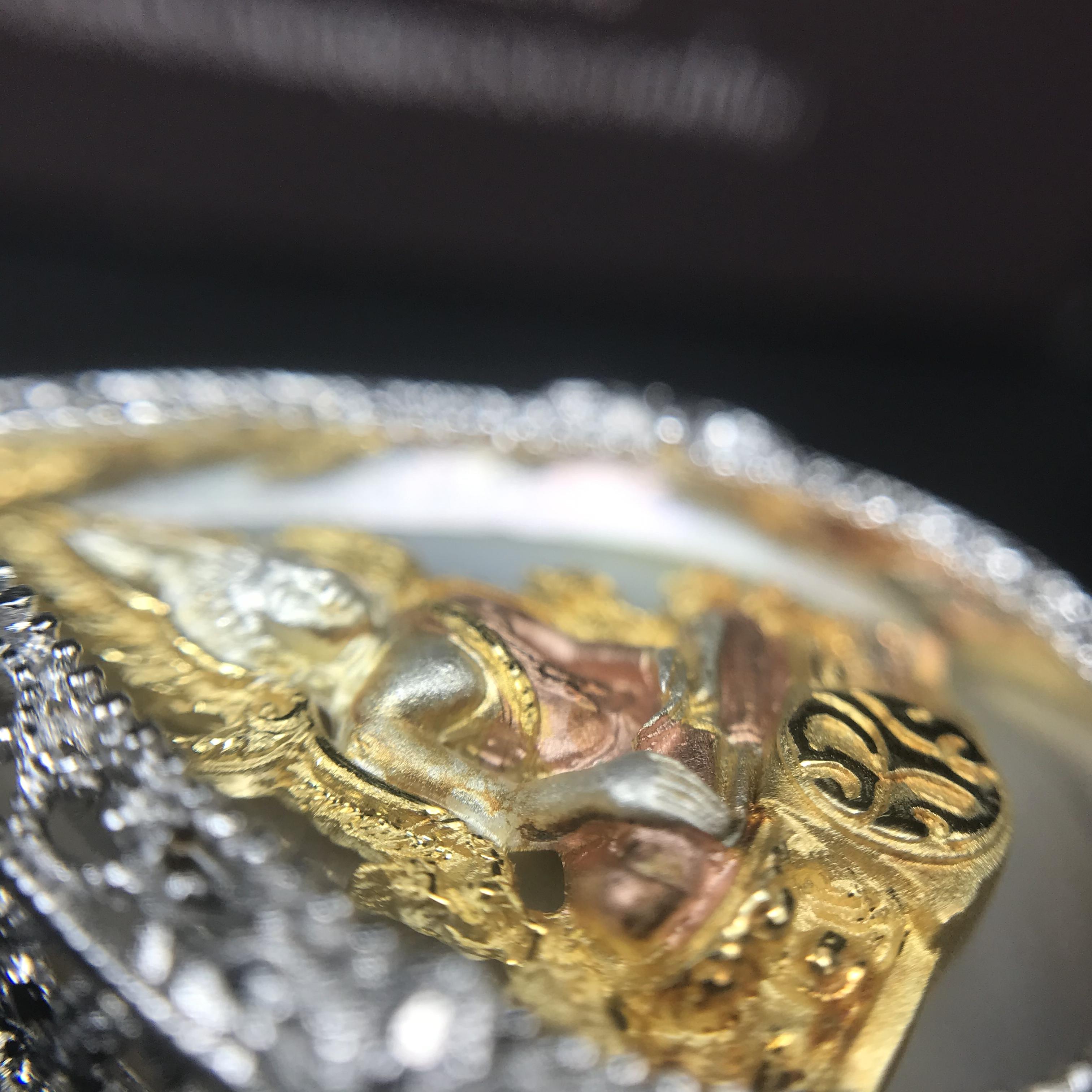 พระพุทธชินราช ภปร. โครงการ "เพราะแผ่นดินนี้ คือ แผ่นดินเกิด" ปี2548(รุ่นแรก) เหรียญทรงหยดน้ำ ขนาด 21 x 31 มม. เนื้อเงินสามกษัตริย์ องค์พระชุบสามกษัตริย์ ล้อมด้วยกรอบเงินชุบทองคำขาวสลักเสลาเป็นลวดลายละเอียดอ่อน ส่วนพื้นองค์พระเป็นเปลือกหอยมุข