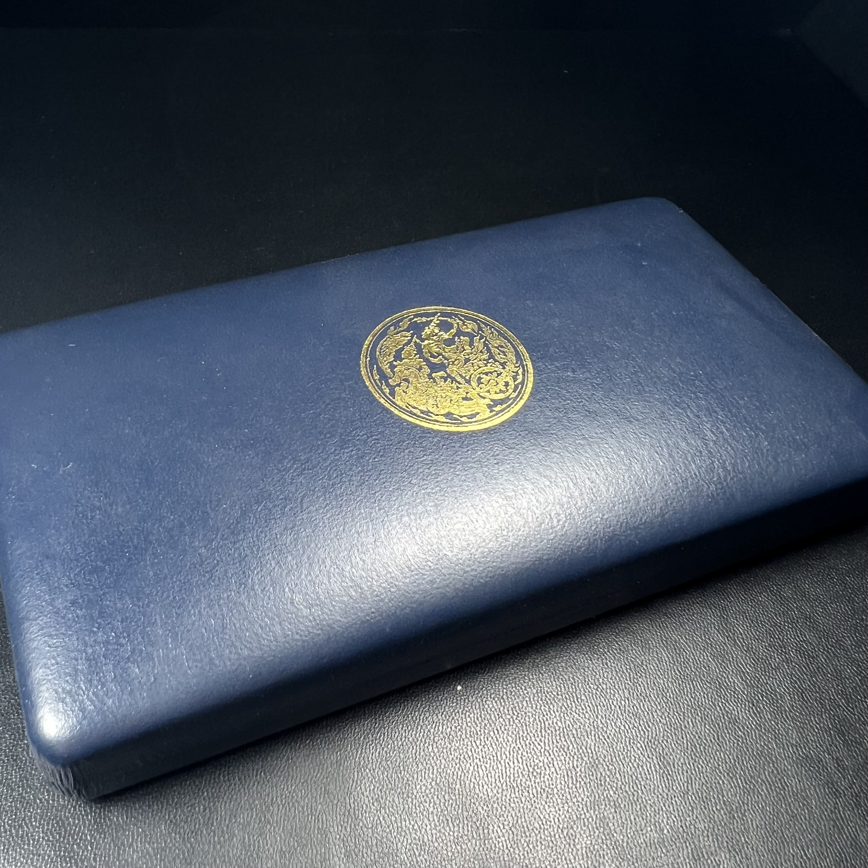 พระพุทธคมนาคมบพิธ (พระพุทธสิหิงค์จำลอง)(พระพุทธรูปประจำกระทรวงคมนาคม) หลังตรา ภปร. ครบรอบ 84 ปี กระทรวงคมนาคม พ.ศ.2539 ชุดเหรียญเนื้อเงินลงยา ขนาด 2.8 ซม. ครบชุดห้าสีพร้อมกล่องบรรจุเดิม ปลุกเสก ณ วัดพระแก้ว พิธีใหญ่