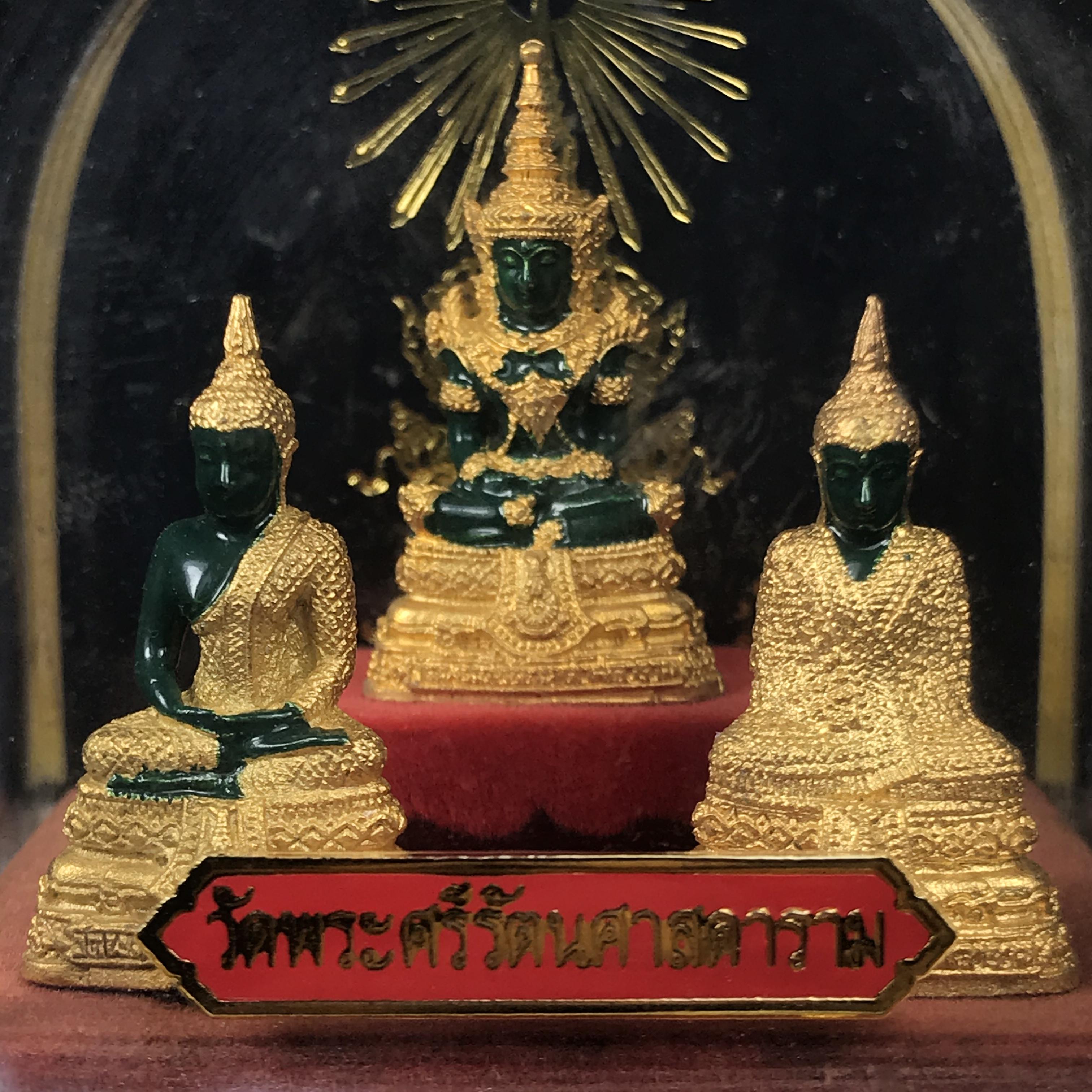 พระพุทธมหามณีรัตนปฏิมากร(พระแก้วมรกต) วัดพระศรีรัตนศาสดาราม สำนักพระราชวัง จัดสร้าง พิมพ์ทรงเครื่อง 3 ฤดู(ร้อน ฝน หนาว) หน้าตัก 1 นิ้วพร้อมครอบตู้เดิม(บรรจุมวลสารใต้ฐาน)