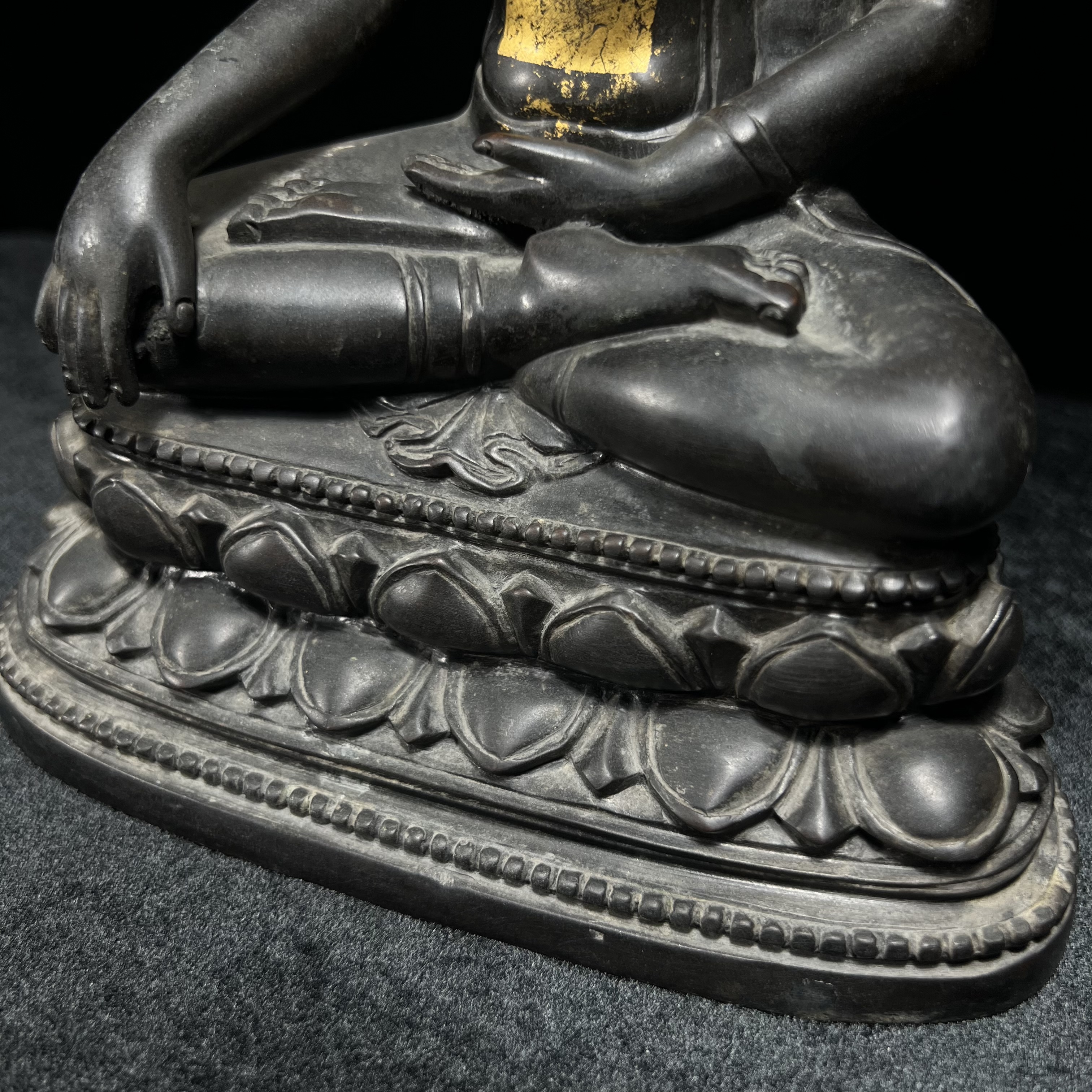 พระพุทธรูปบูชา จปร. ศิลปะไทยประยุกต์ แบบคุปตะ(อินเดีย) พระบาทสมเด็จพระเจ้าอยู่หัวรัชกาลที่ 9 ทรงเสด็จพระราชดำเนินมาในงาน เททองหล่อ ณ.วัดราชบพิธสถิตมหาสีมาราม เนื่องในงานฉลองครบ100ปี วัดราชบพิธฯ ปี 2513 เข้าหุ่นดินไทย ขนาดหน้าตัก 5 นิ้ว พิธีใหญ่