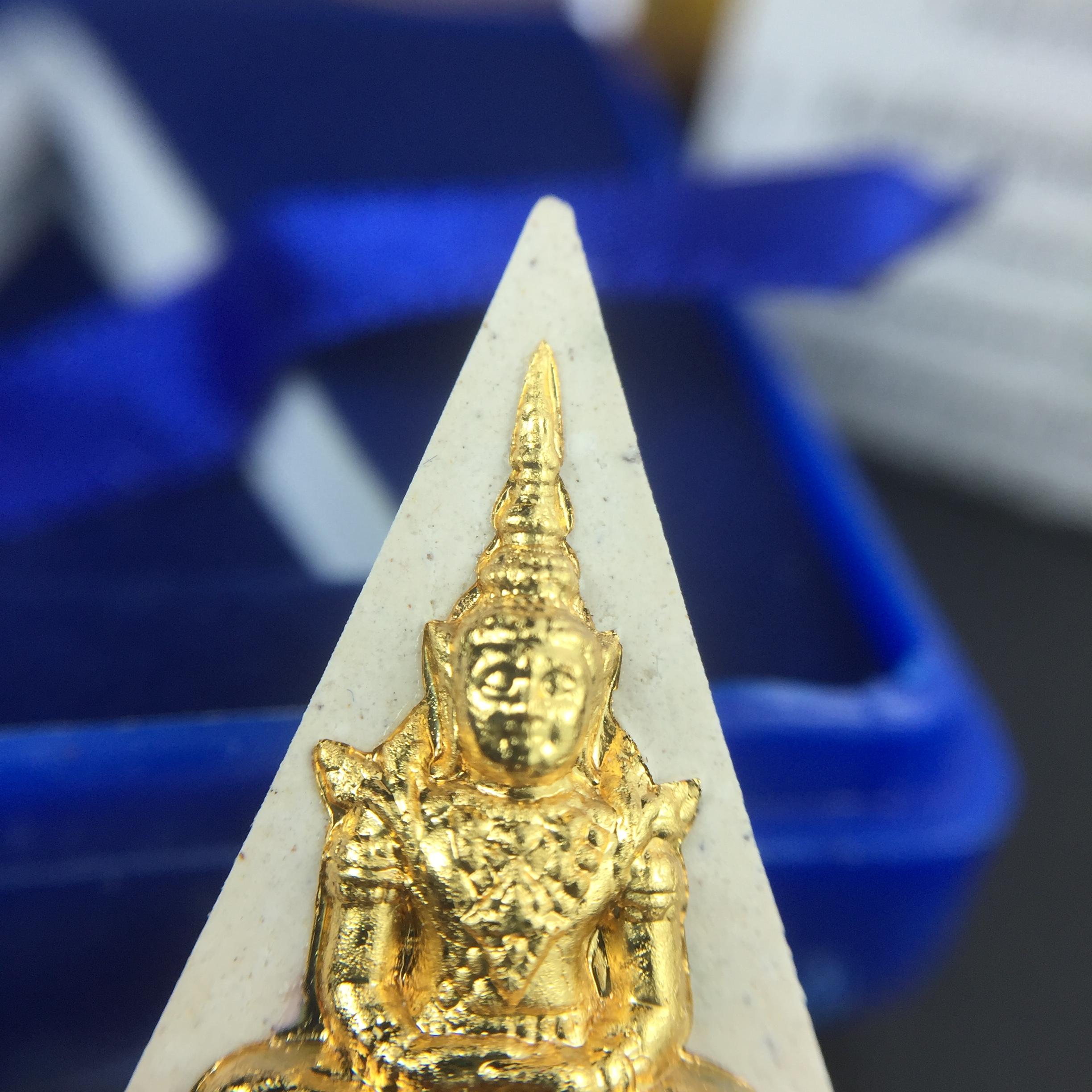 พระแก้วมรกต(จำลอง)ทรงเครื่องฤดูร้อน พระผงบูชา ด้านหน้าปิดทอง ด้านหลังตราฉลองสิริราชสมบัติครบ 60ปี เนื้อเงินขึ้นสีรุ้งธรรมชาติสร้างสรรค์งดงาม(รุ่นนี้ได้พระราชทานเส้นพระเจ้า(เส้นผม)รัชกาลที่9ในการจัดสร้าง)***องค์นี้พิเศษมองเห็นเส้นผมติดอยู่ด้านหลังชัดเจน***