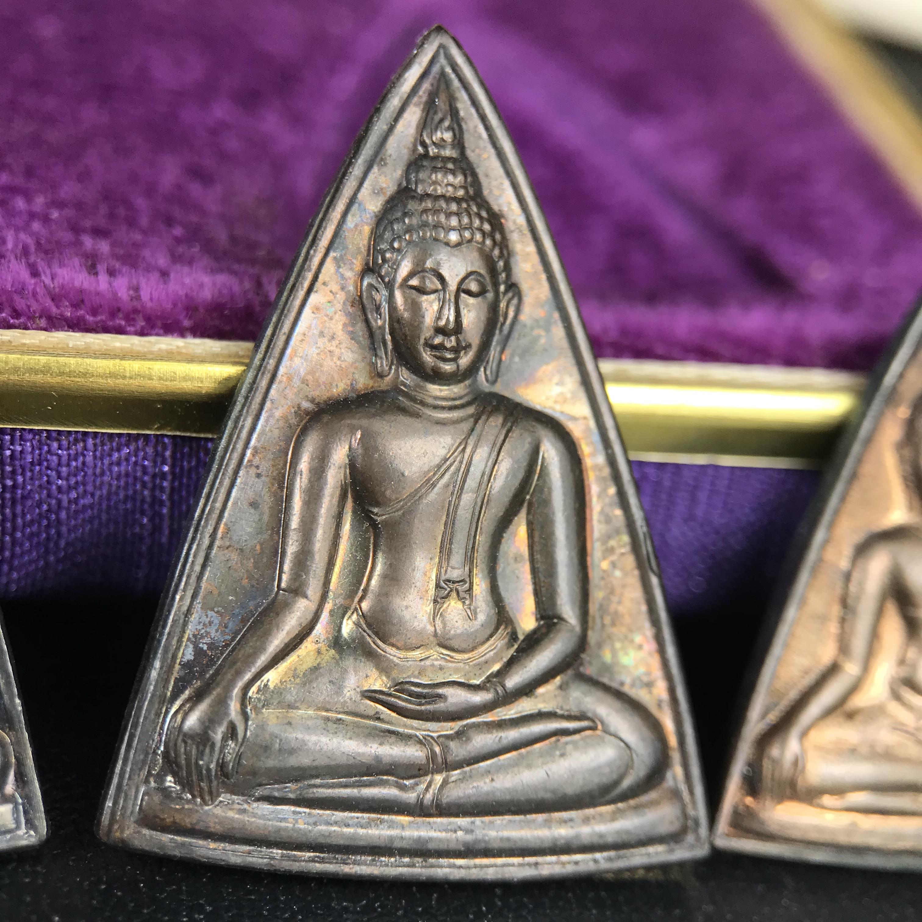 เหรียญสมเด็จนางพญาคุณากร หลัง ญสส. ปี 2532 ชุดเนื้อเงินและเนื้อนวโลหะ พิมพ์ใหญ่คู่พิมพ์เล็ก(ชุดพิเศษกรรมการ 1 ใน 500 ชุด) พิธีใหญ่ สภาพสวยผิวเดิมพร้อมกล่องบรรจุเดิมกำมะหยี่สีม่วงสัญลักษณ์ “สธ” สมเด็จพระเทพฯ ครบสมบูรณ์***ชุดแจกกรรมการพบเจอน้อย หายาก***