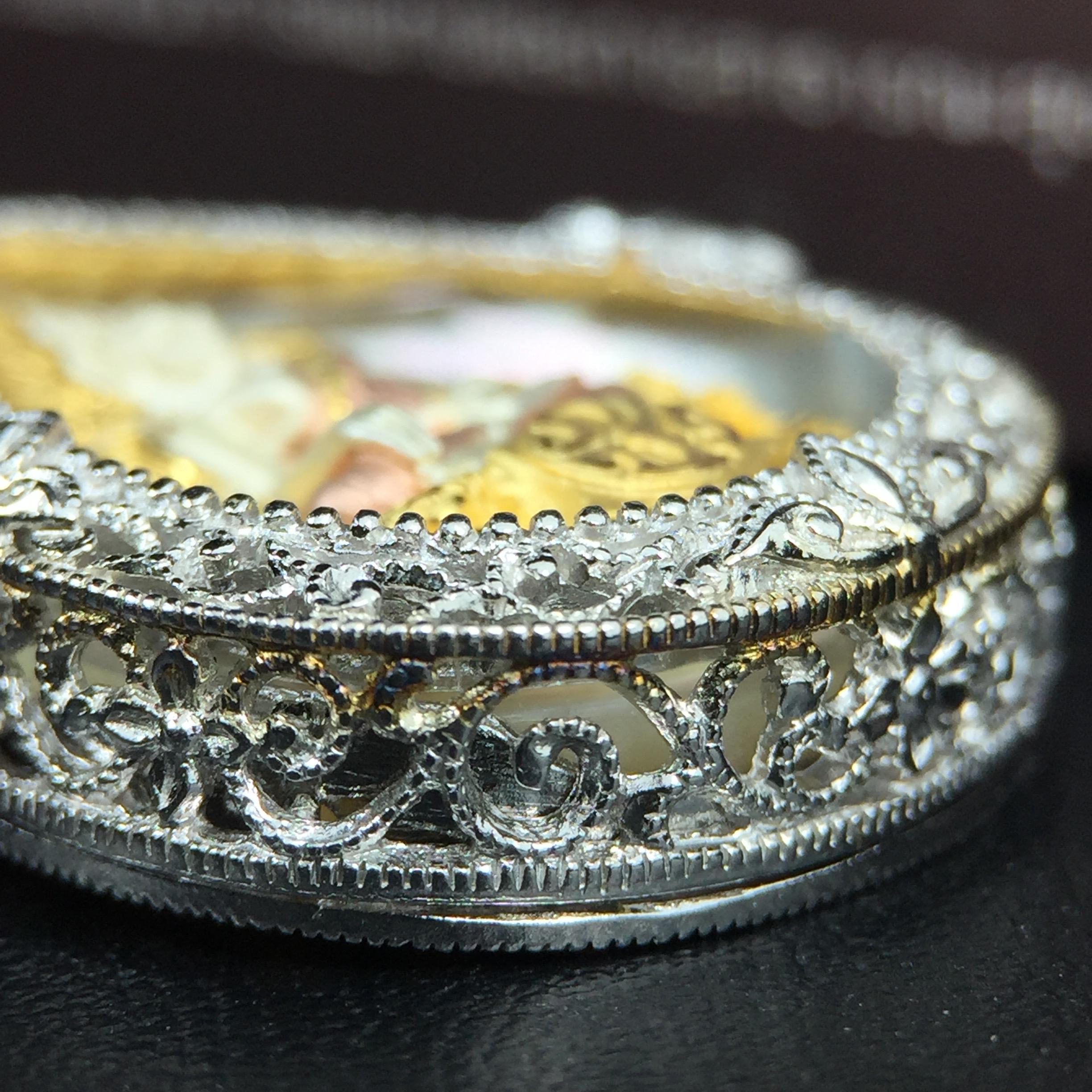 พระพุทธชินราช ภปร. โครงการ "เพราะแผ่นดินนี้ คือ แผ่นดินเกิด" ปี2548(รุ่นแรก) เหรียญทรงหยดน้ำ ขนาด 21 x 31 มม. เนื้อเงินสามกษัตริย์ องค์พระชุบสามกษัตริย์ ล้อมด้วยกรอบเงินชุบทองคำขาวสลักเสลาเป็นลวดลายละเอียดอ่อน ส่วนพื้นองค์พระเป็นเปลือกหอยมุข