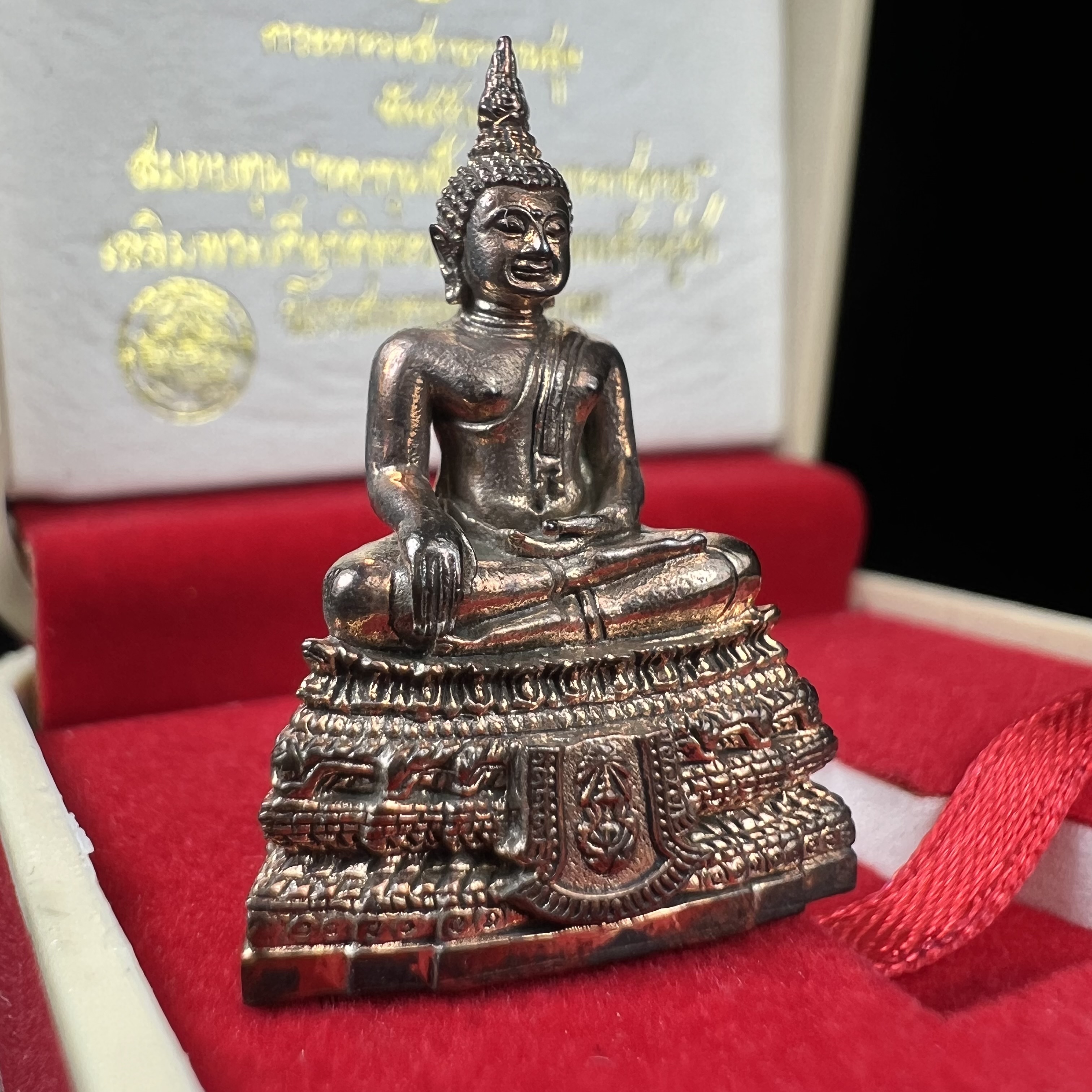 พระกริ่งพระพุทธชินสีห์ ภปร. กระทรวงสาธารณสุขจัดสร้าง เพื่อสมทบกองทุนฟันเทียมพระราชทาน ในโอกาสฉลองในหลวงรัชกาลที่ 9 พระชนมายุ 80 พรรษา ปี 2550 สมเด็จพระญาณสังวรทรงประทานพระเกศา และผงมวลสารส่วนพระองค์ เพื่อบรรจุในพระกริ่ง เนื้อนวโลหะตอกโค๊ต (1 ใน 6499 องค์)