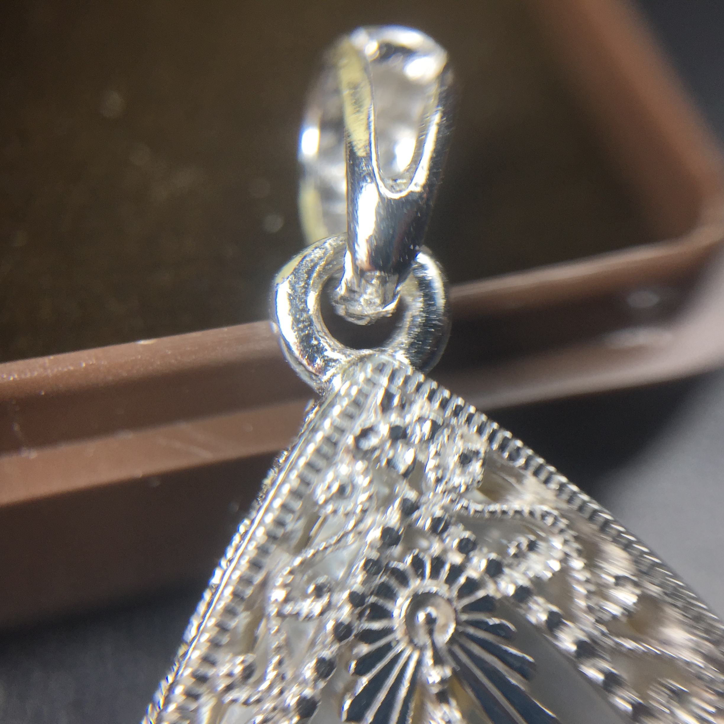 พระพุทธชินราช ภปร. โครงการ "เพราะแผ่นดินนี้ คือ แผ่นดินเกิด" ปี2548(รุ่นแรก) เหรียญทรงใบโพธิ์ ขนาด 21 x 29 มม. เนื้อเงินสามกษัตริย์ องค์พระชุบสามกษัตริย์ ล้อมด้วยกรอบเงินชุบทองคำขาวสลักเสลาเป็นลวดลายละเอียดอ่อน ส่วนพื้นองค์พระเป็นเปลือกหอยมุข