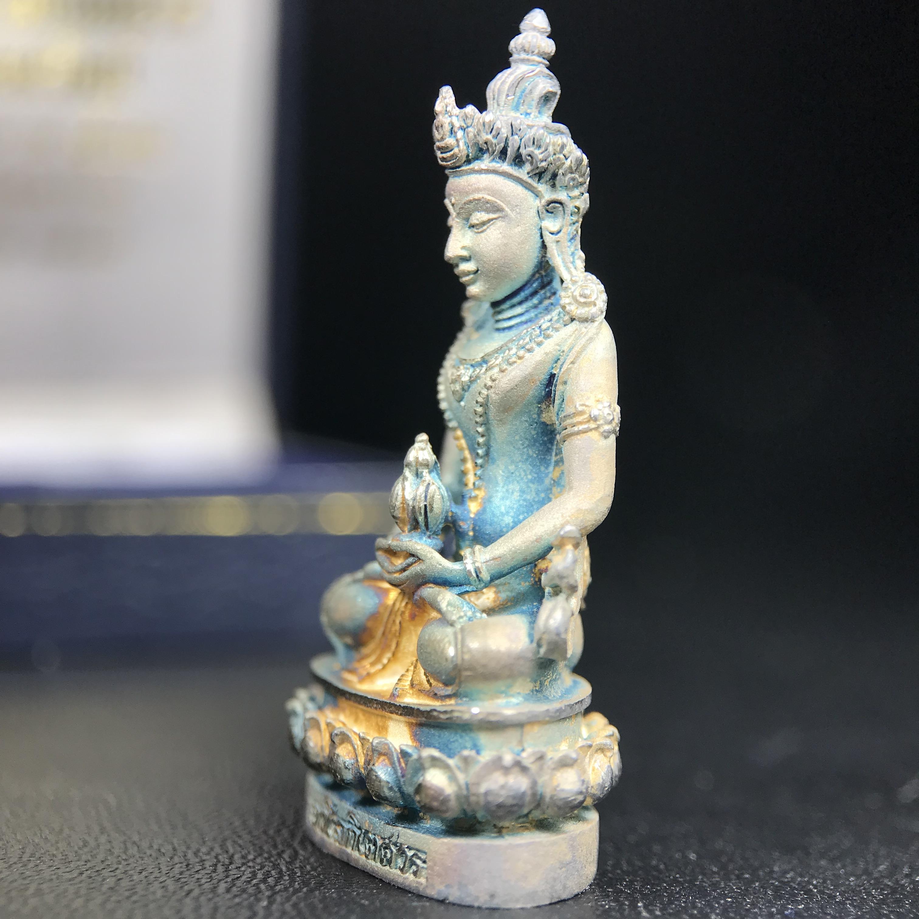 พระกริ่งอวโลกิเตศวร ( เจ้าแม่กวนอิม ) วัดโพธิ์แมนคุณาราม รุ่นอุดมโภคทรัพย์ ปี 2539 เนื้อเงินพ่นทราย(ผิวเดิม ขึ้นสีรุ้งธรรมชาติ แบบนิยม เสน่ห์ของพระเนื้อเงิน)(พร้อมกล่องบรรจุเดิม)(อีกหนึ่งรุ่นยอดนิยม พุทธศิลป์สวยงดงาม)หายาก 1 ใน 5000 องค์*องค์หมายเลข ๒๑๖๒*