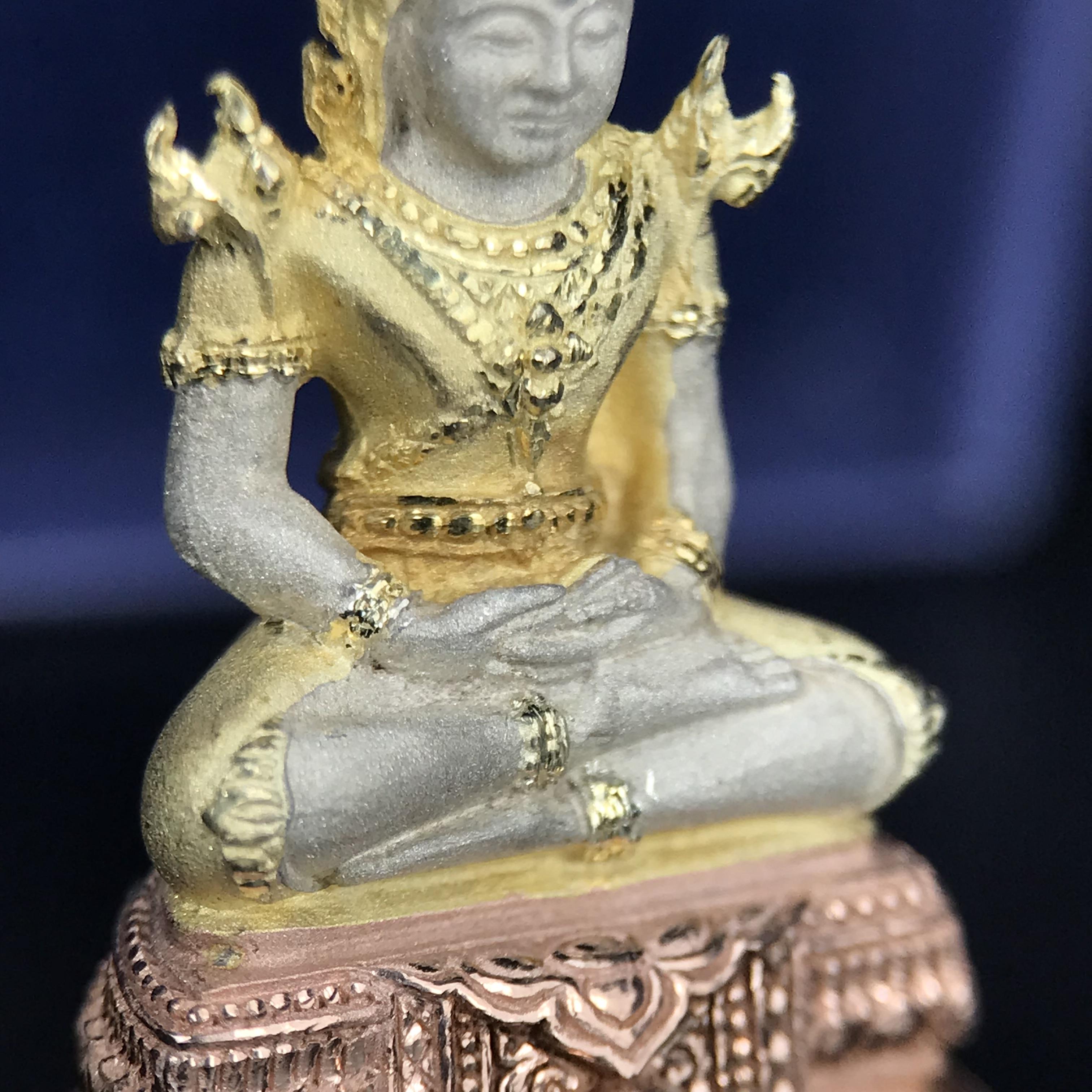พระแก้วมรกต ภปร. ปี 2547 จัดสร้างโดยโรงพยาบาลภูมิพลอดุลยเดช เนื้อเงิน(3 กษัตริย์) ลอยองค์ หน้าตัก 1/2 นิ้ว สูง 3.7 ซม.พิธีมหามังคาภิเษก ณ พระอุโบสถวัดพระศรีรัตนศาสดาราม(วัดพระแก้ว) งดงามทรงคุณค่าอีกหนึ่งรุ่นยอดนิยม หายาก(องค์หมายเลข ๒๑๓๐)