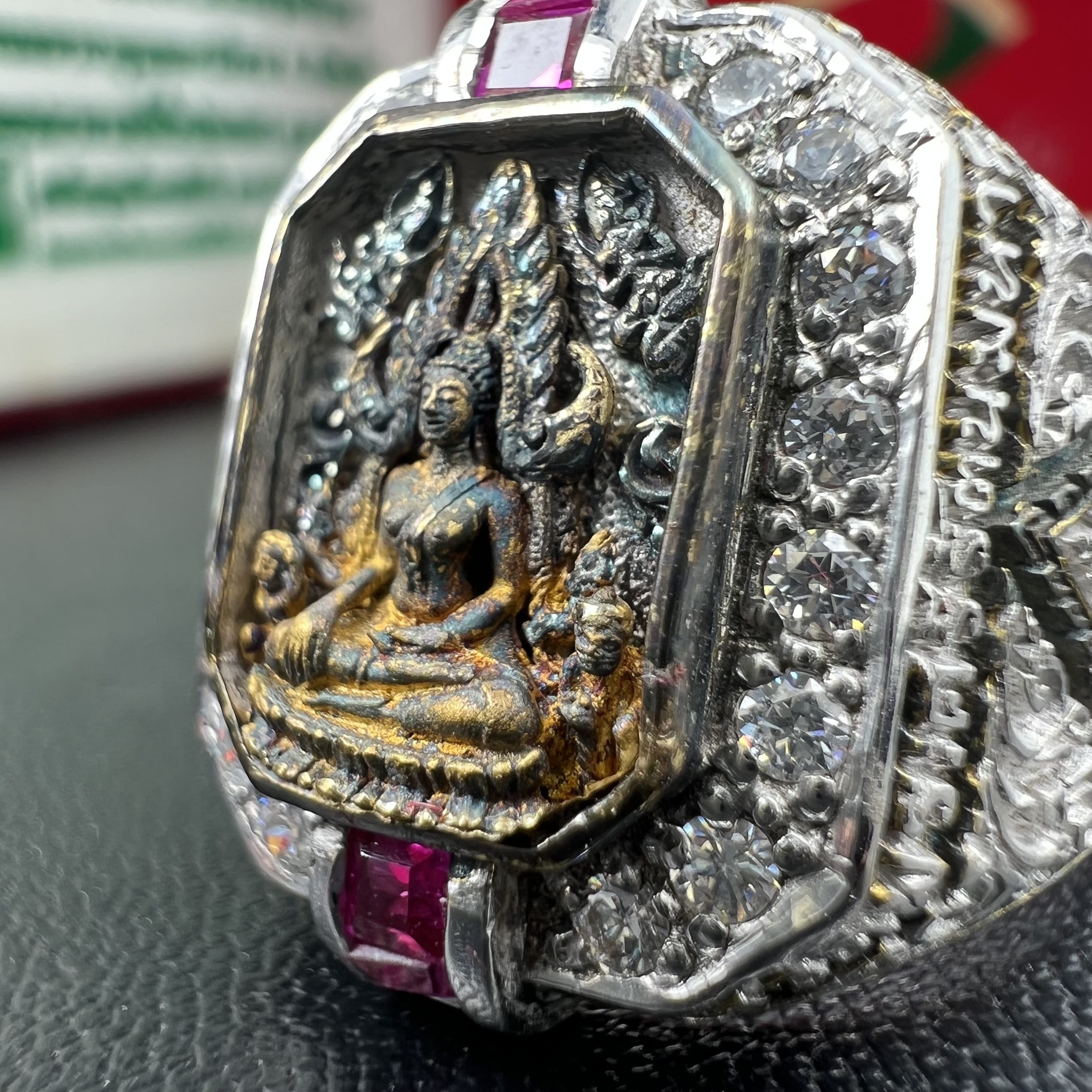 แหวนพระพุทธชินราช ภปร. ในวโรกาสเฉลิมพระชนมายุ6รอบ 5ธันวาคม2542 มูลนิธิพิทักษ์ดวงตาประชาชน จัดสร้าง แหวนเนื้อเงินเคลือบทองคำบริสุทธิ์ประดับเพชร CZ เกรดนอก ตอกโค๊ตและหมายเลข 504(ผลรวมได้ 9 เลขมหามงคลเจริญก้าวหน้าในทุกด้าน) พร้อมกล่องบรรจุเดิมครบ(หายาก)