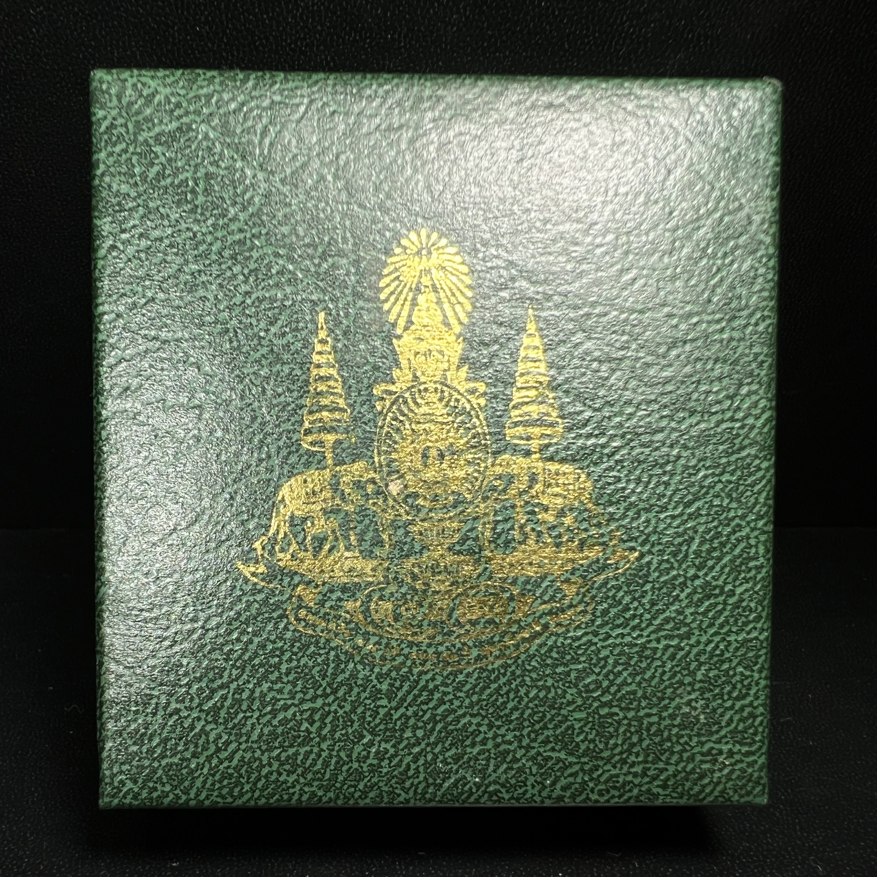 พระพุทธโสธร ภปร. รุ่นย้อนยุค สร้างพระอุโบสถ สมาคมชาวฉะเชิงเทรา จัดสร้าง ปี 2539 วโรกาสครองสิริราชสมบัติครบ 50 ปี เนื้อเงินชุบสามกษัตริย์ทรายนวลขัดเงาบางส่วน(สภาพผิวเดิม เก่าเก็บอย่าดี สวยมาก แบบนี้หายาก) พร้อมกล่องบรรจุและใบรับรองเดิมครบสมบูรณ์