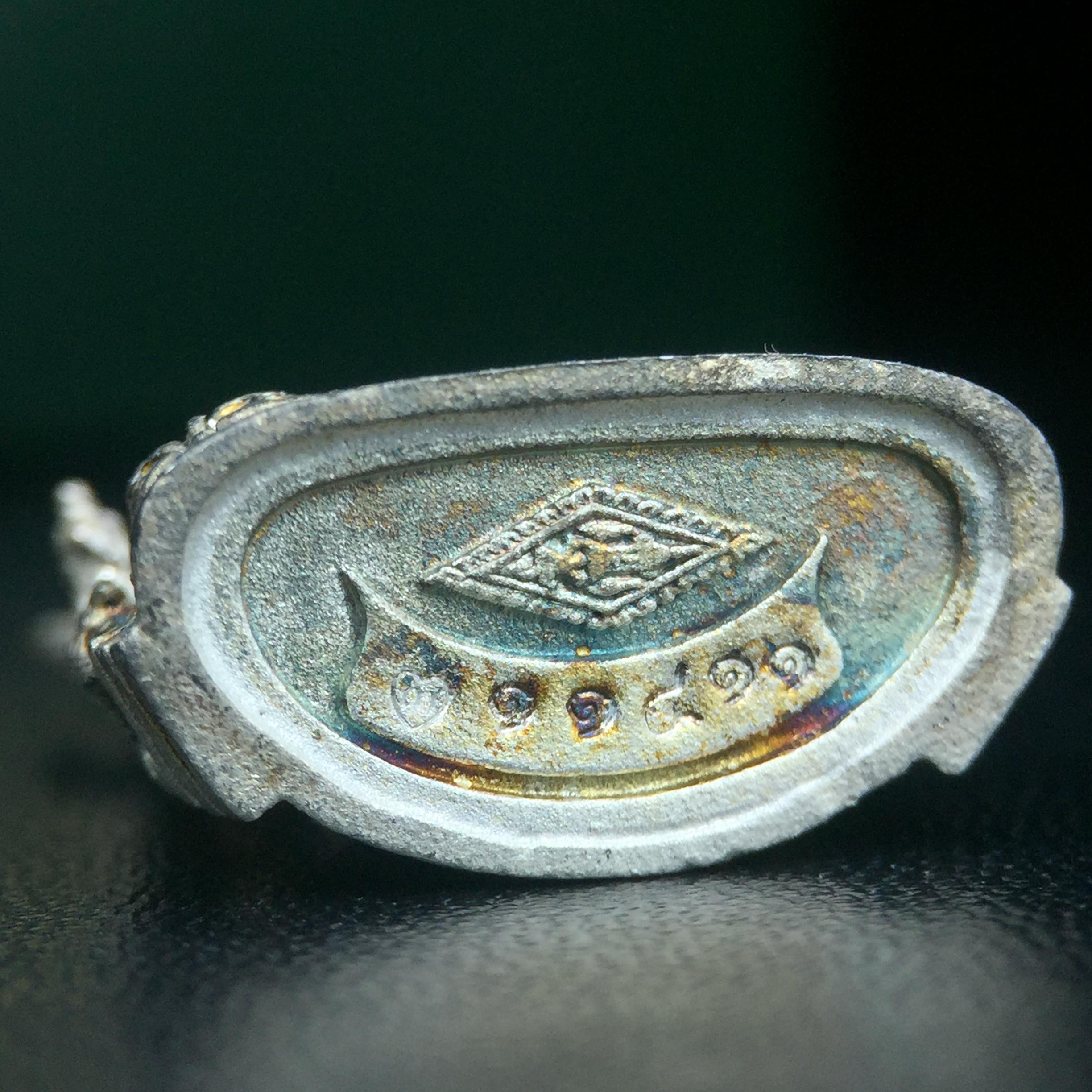 พระพุทธชินราช รุ่นมหาลาภ พิธีพุทธาภิเษกวัดพระศรีรัตนมหาธาตุวรมหาวิหาร จ.พิษณุโลก ปี 2540 เนื้อเงินบริสุทธิ์ 99.9% (นวลเงา)(สภาพผิวเดิมขึ้นสีรุ้ง สวยมากๆเสน่ห์พระเนื้อเงิน สีสันที่ธรรมชาติสรรค์สร้าง) พร้อมกล่องบรรจุเดิม (องค์หมายเลข 11411)(เลขกระจก)นิยม