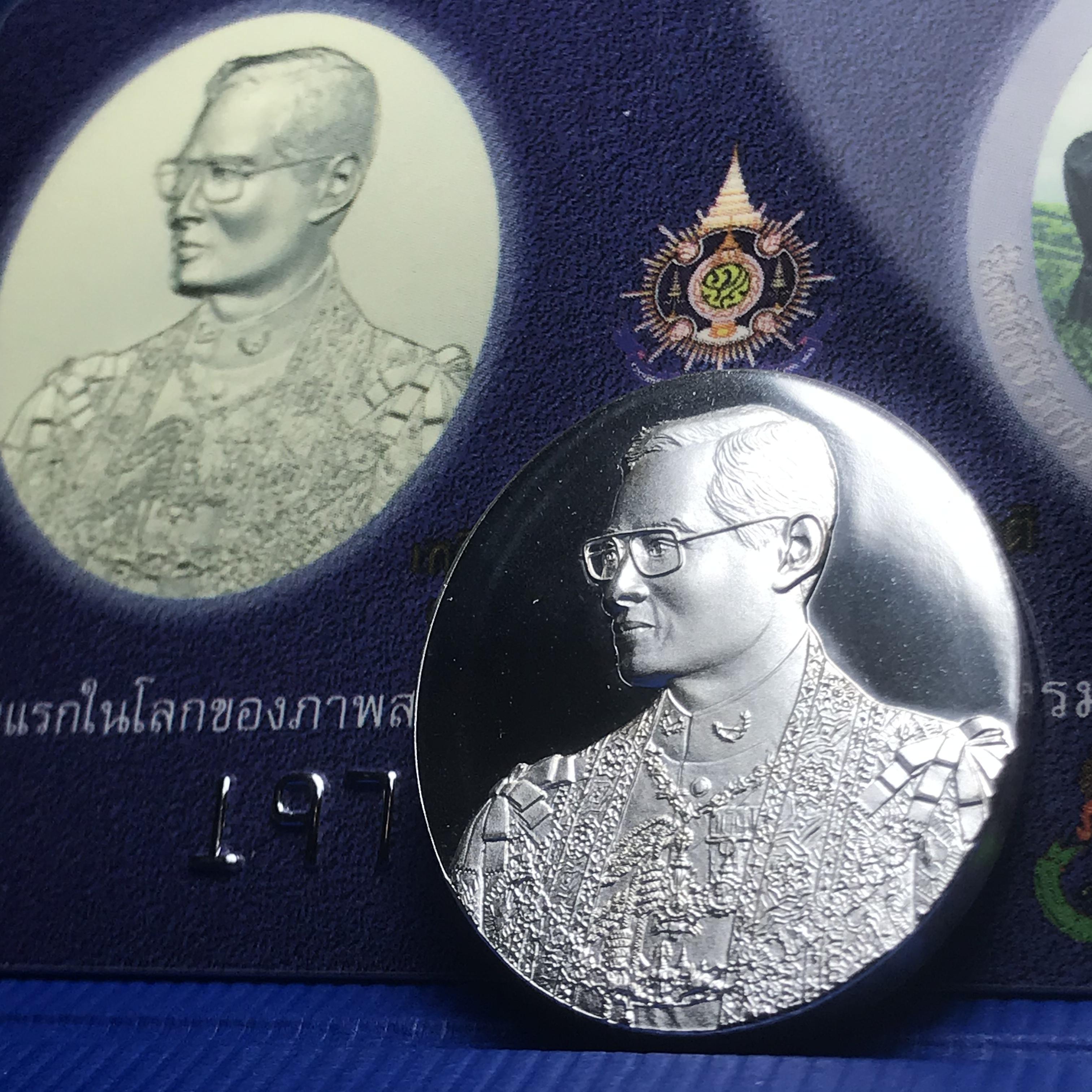 เหรียญ ร.9 เฉลิมพระเกียรติ 72 พรรษา 3 มิติโฮโลแกรม(รุ่นแรก) เนื้อเงินขัดเงา(ผลิตจากโรงงานกษาปณ์ฮูกานินทร์ ประเทศสวิสเซอร์แลนด์)(สภาพสวยเดิมพร้อมกล่องบรรจุใบรับรองเดิม)สร้างน้อยหายาก