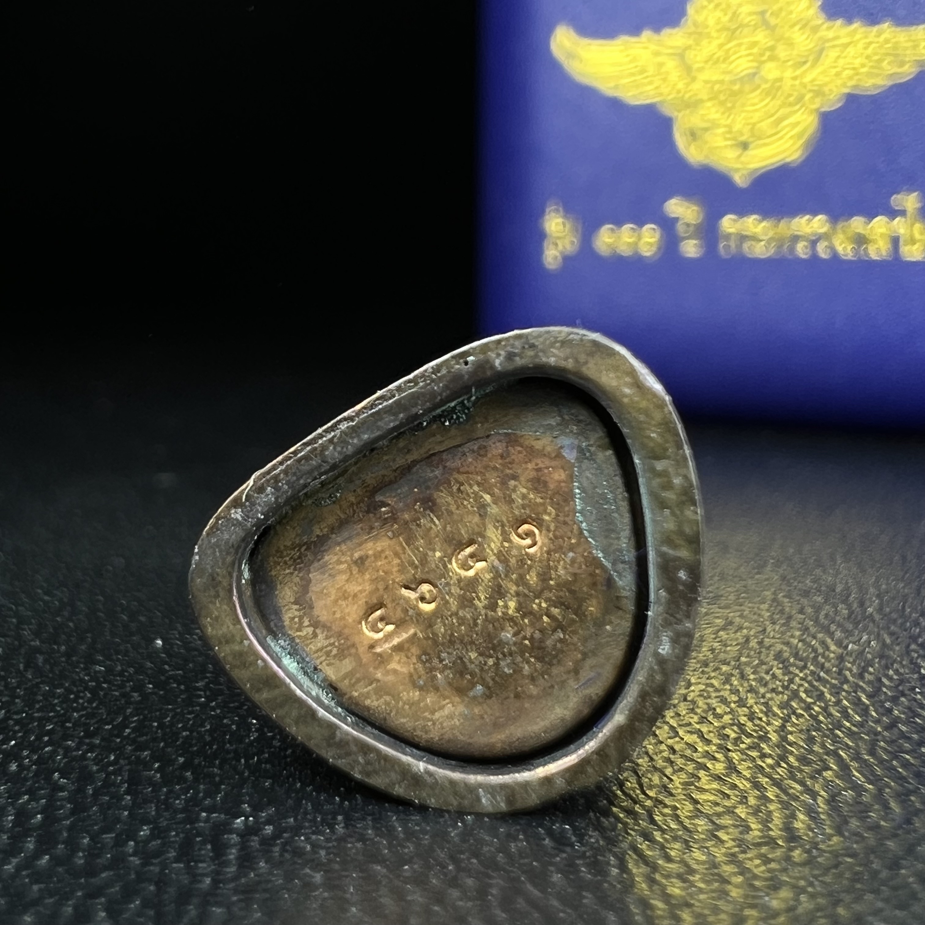 รูปเหมือนหล่อลอยองค์หลวงปู่ทวด รุ่น 111ปี กระทรวงกลาโหม เนื้อนวโลหะรมดำ-ปัดเงา ปี2540 พิธีใหญ่ เข้มขลัง นิยม พร้อมกล่องบรรจุเดิม(คัดสภาพสวยผิวเทพๆผิวรุ้งๆ)ทั้งพิธีทั้งพุทธศิลป์ทรงคุณค่าอีกหนึ่งรุ่นยอดนิยม