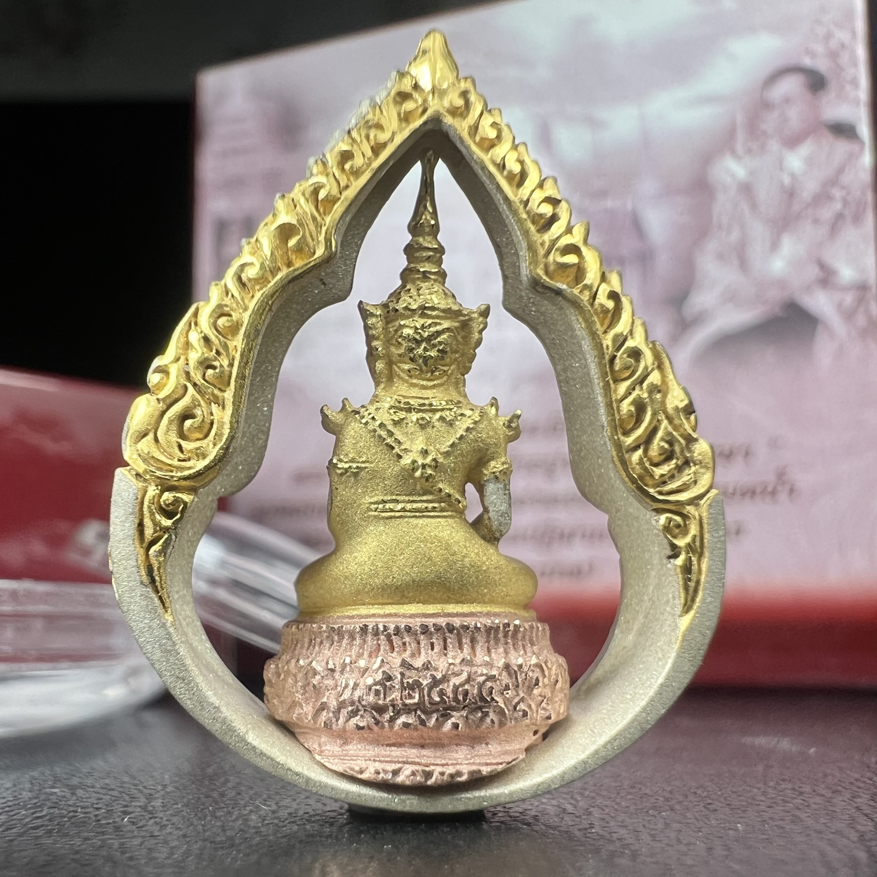 พระแก้วมรกต ภปร.(รุ่นแรก) ปี2545 รุ่นฉลองกรุงรัตนโกสินทร์ครบ 220 ปี พิมพ์ลอยองค์ทรงหยดน้ำ เนื้อเงินบริสุทธิ์ 92.5% (สามกษัตริย์) ขนาด 18*27 มม. พร้อมกล่องบรรจุเดิม สวยครบสมบูรณ์