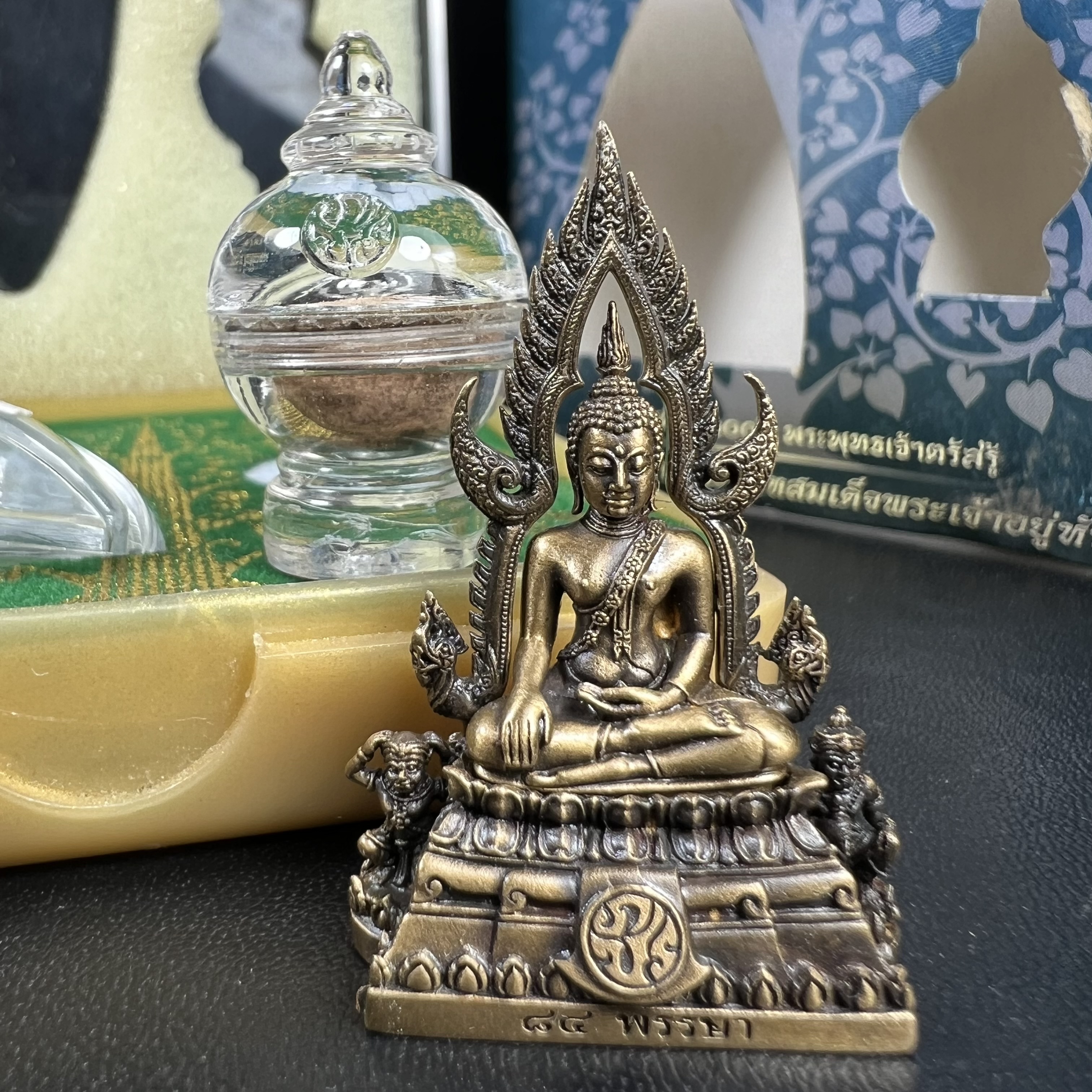 พระพุทธชินราช ภปร. 84 พรรษา ปี 2554 เนื้อบรอนซ์รมดำซาติน พิมพ์กลางขนาดหน้าตัก 1/2 นิ้ว(พระราชทานมวลสาร จิตรลดาและเส้นพระเจ้า(เส้นผม)รัชกาลที่9)พุทธศิลป์ทรงคุณค่าอีกหนึ่งรุ่นยอดนิยม(หมายเลข ๒๓๓๔))