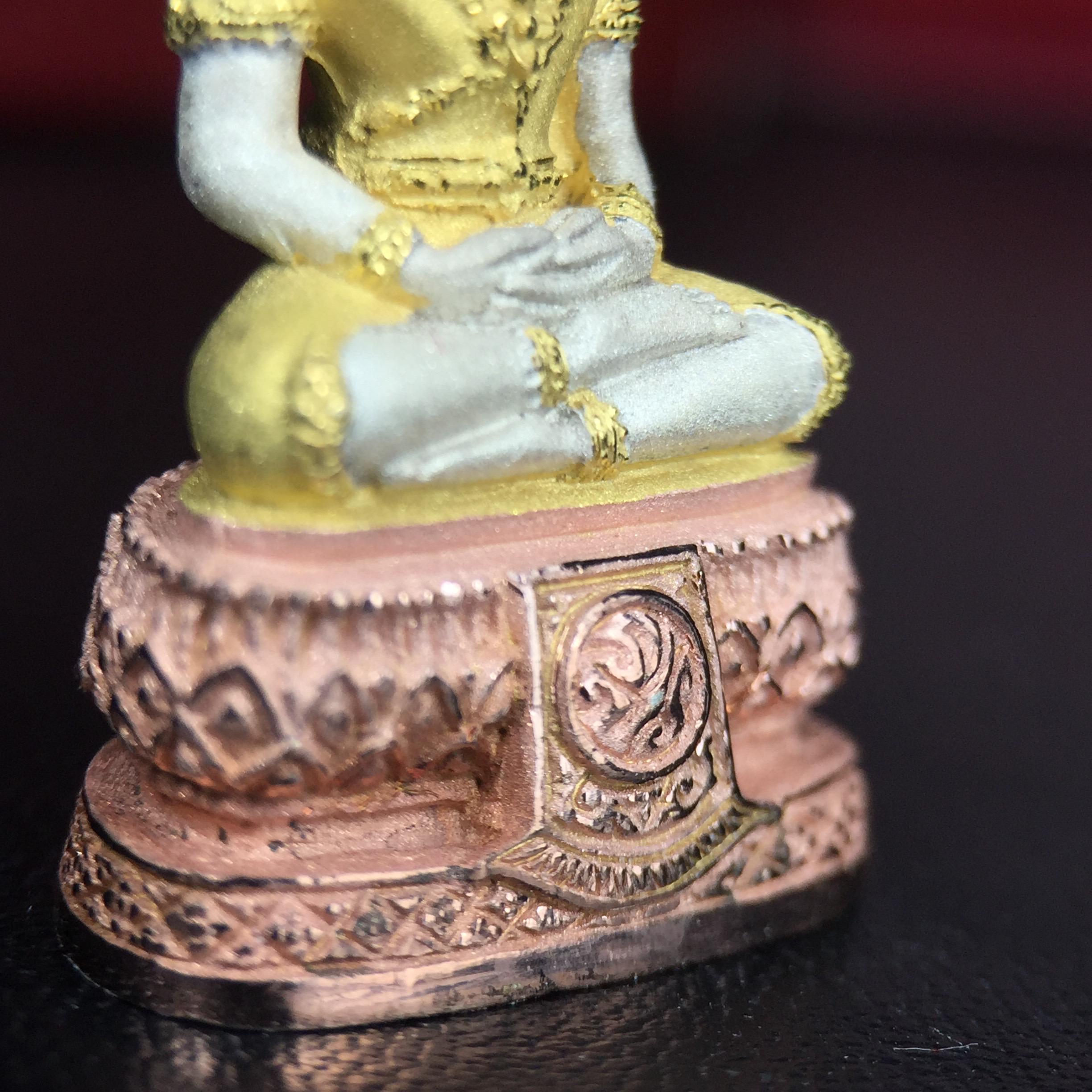 พระแก้วมรกต ภปร.(รุ่นแรก) ปี2545 จัดสร้างในมหาวโรกาส พระบาทสมเด็จพระเจ้าอยู่หัวรัชกาลที่ 9 ครบรอบ 75 พรรษา และฉลองกรุงรัตนโกสินทร์ครบ 220 ปี พิมพ์ลอยองค์ใหญ่ เนื้อเงินบริสุทธิ์ 92.5%(สามกษัตริย์) ขนาด 19*35 มม. พร้อมกล่อง สวยครบสมบูรณ์(องค์หมายเลข 2369)