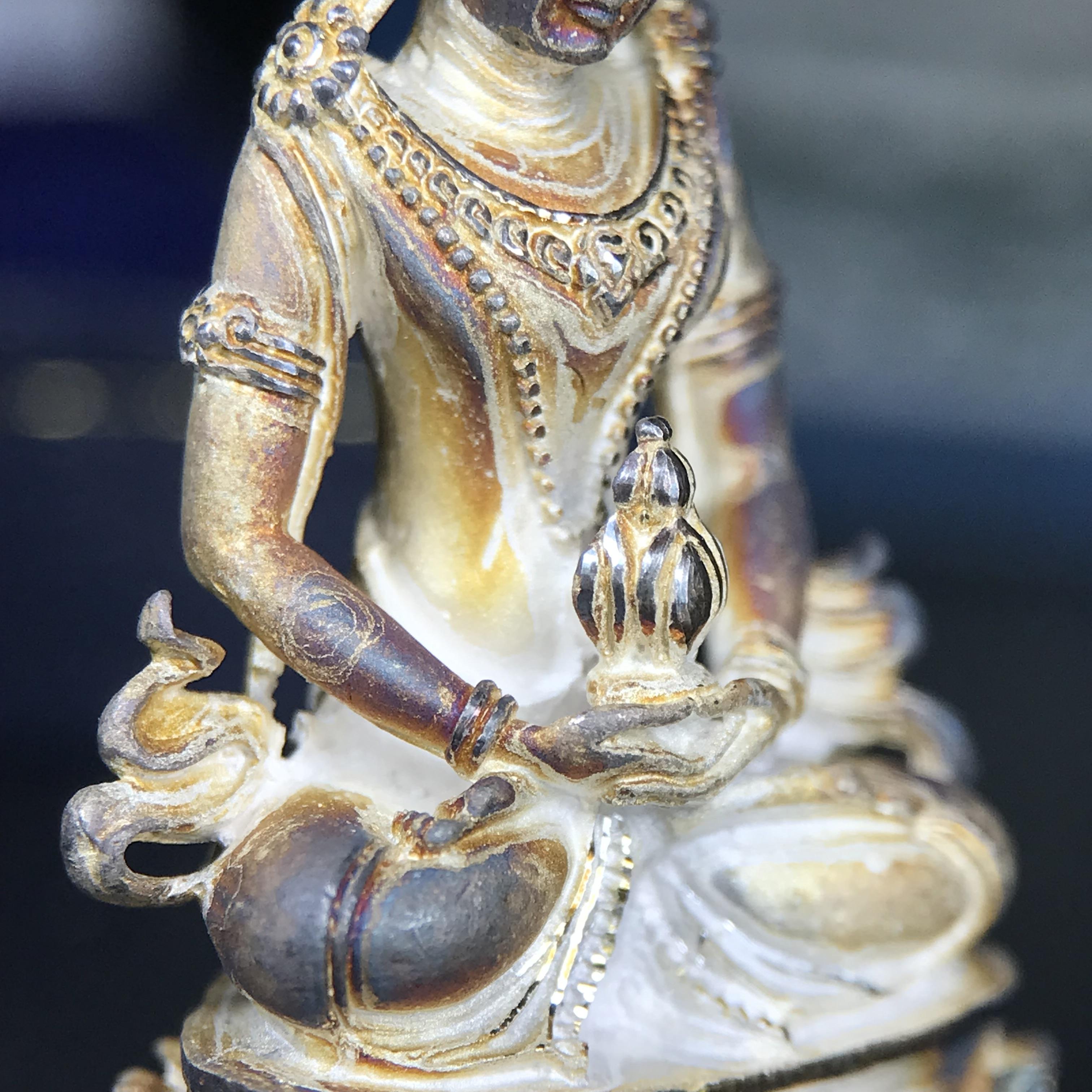 พระกริ่งอวโลกิเตศวร ( เจ้าแม่กวนอิม ) วัดโพธิ์แมนคุณาราม รุ่นอุดมโภคทรัพย์ พ.ศ.2539 เนื้อเงินพ่นทราย(ผิวเดิม ขึ้นสีรุ้งธรรมชาติ แบบนิยม เสน่ห์ของพระเนื้อเงิน) (พร้อมกล่องบรรจุการ์ดใบรับรองเดิมครบ)(อีกหนึ่งรุ่นยอดนิยม พุทธศิลป์สวยงดงาม)หายาก 1 ใน 5000 องค์