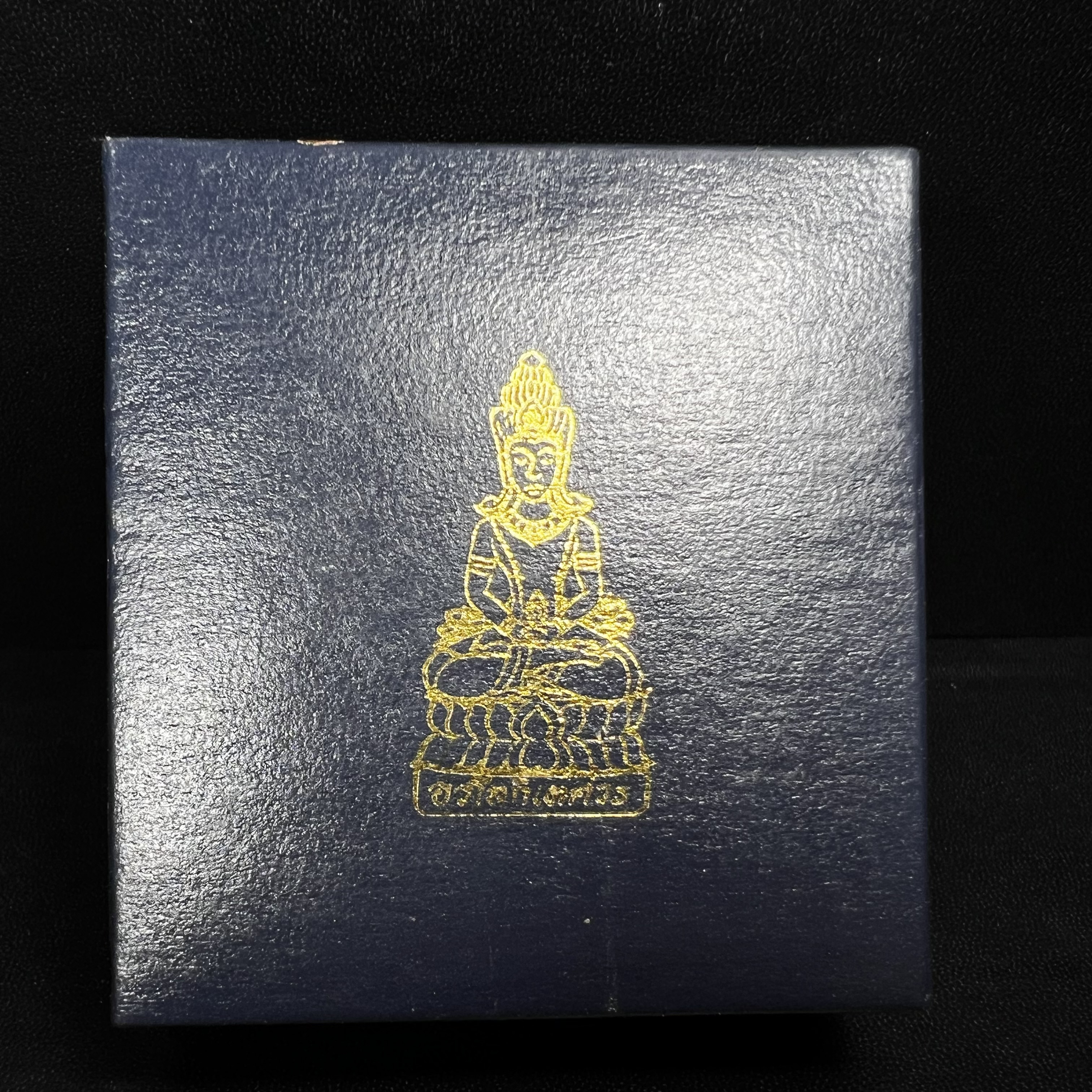 พระอวโลกิเตศวร เมตตา มหาบารมี พิธีพุทธาภิเษก ณ อุโบสถ วัดบวรนิเวศวิหาร 3 พฤษภาคม 2540 เนื้อเงินสามกษัตริย์ ขนาด 3.2 x 2.7 ซม. ตอกโค๊ตใต้ฐานพร้อมกล่องบรรจุเดิม สวย ครบ สมบูรณ์(รุ่นนี้หายาก พบเจอน้อยมาก)