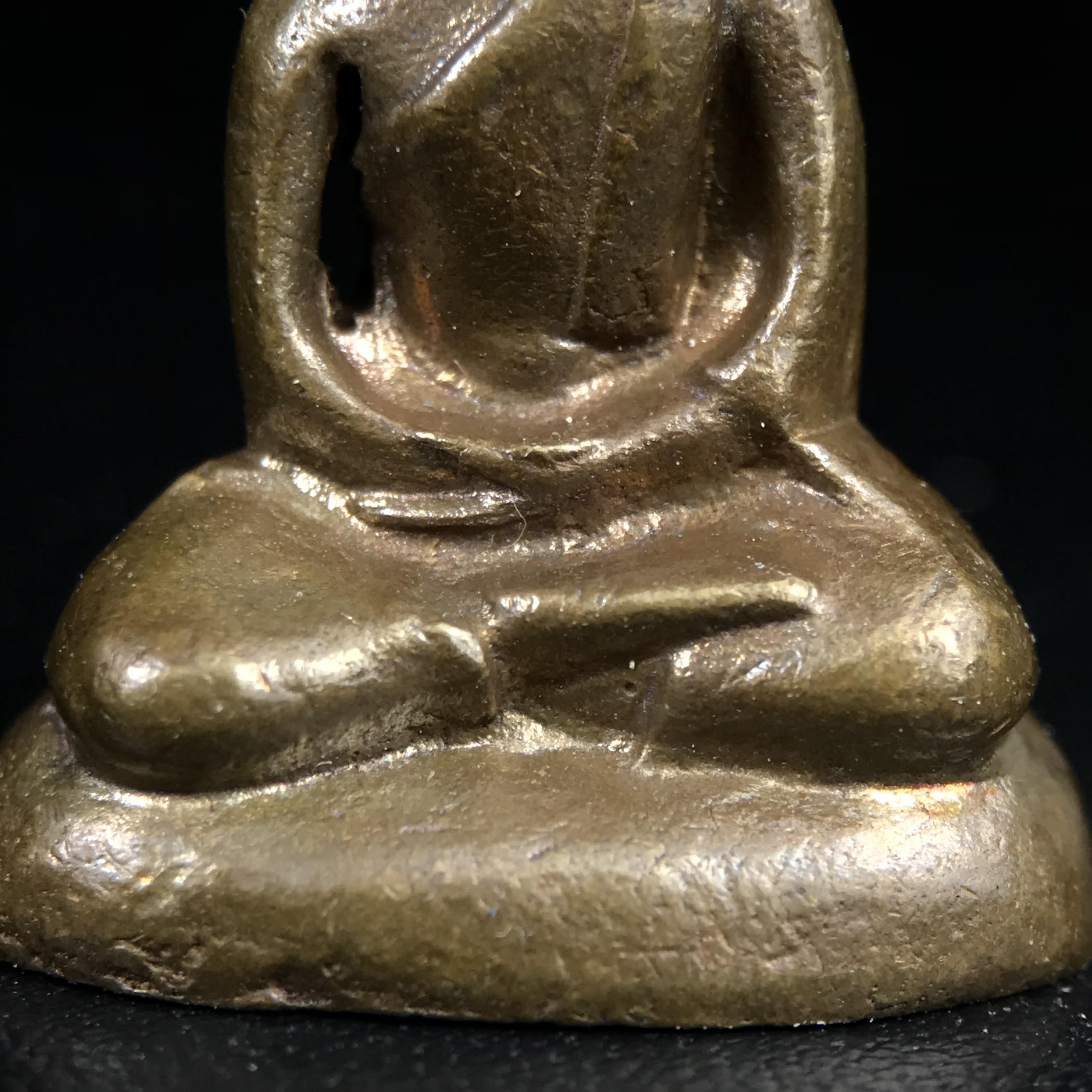 พระกริ่งฝีพระหัตถ์สมเด็จย่า ขนาดห้อยบูชาขนาดเล็ก จัดสร้างขึ้นเนื่องในวาระครบ 6 รอบ เมื่อวันที่21 ตุลาคม พ.ศ.2515(ในหลวงรัชกาลที่ 9 เสด็จพระราชดำเนินทรงเททอง)ปลุกเสกยิ่งใหญ่ เกจิ 108 รูป ร่วมปลุกเสก คัดสภาพสวยแบบนี้พบเจอน้อยมาก หมายเลขต้นๆหลักร้อย หายากมาก