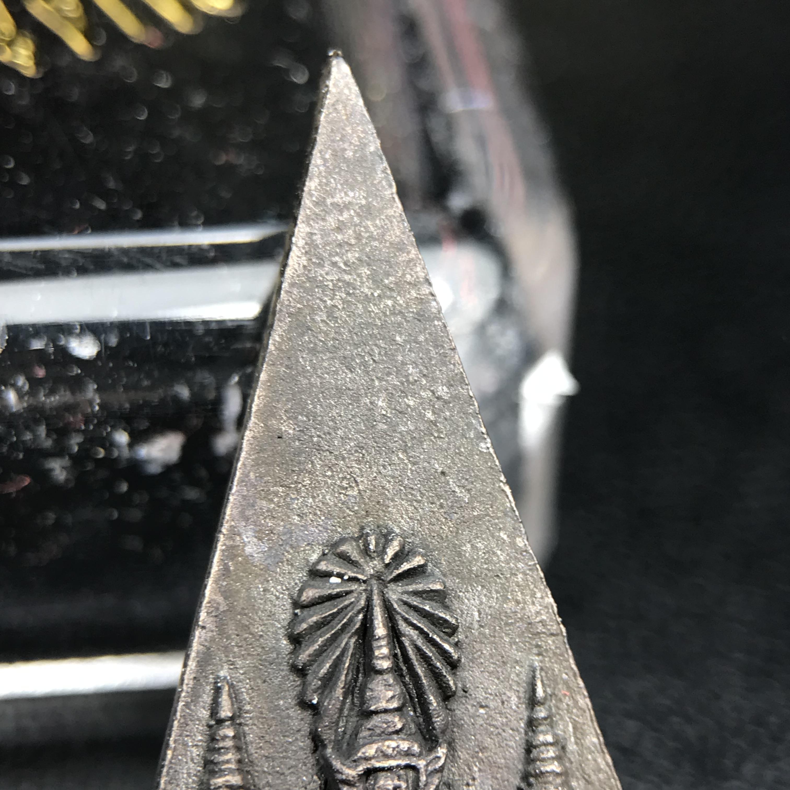 พระกำลังแผ่นดิน (สมเด็จจิตรลดา2) จัดสร้างเฉลิมพระเกียรติ ร.9 ครองราชย์ 50 ปี 2539 เนื้อเงิน(ผิวเดิมกลับดำ รุ้งๆสวย)+เนื้อนวโลหะ(สร้างน้อยหายาก)พร้อมกล่องบรรจุเดิมครบสมบูรณ์(1ใน2539องค์)