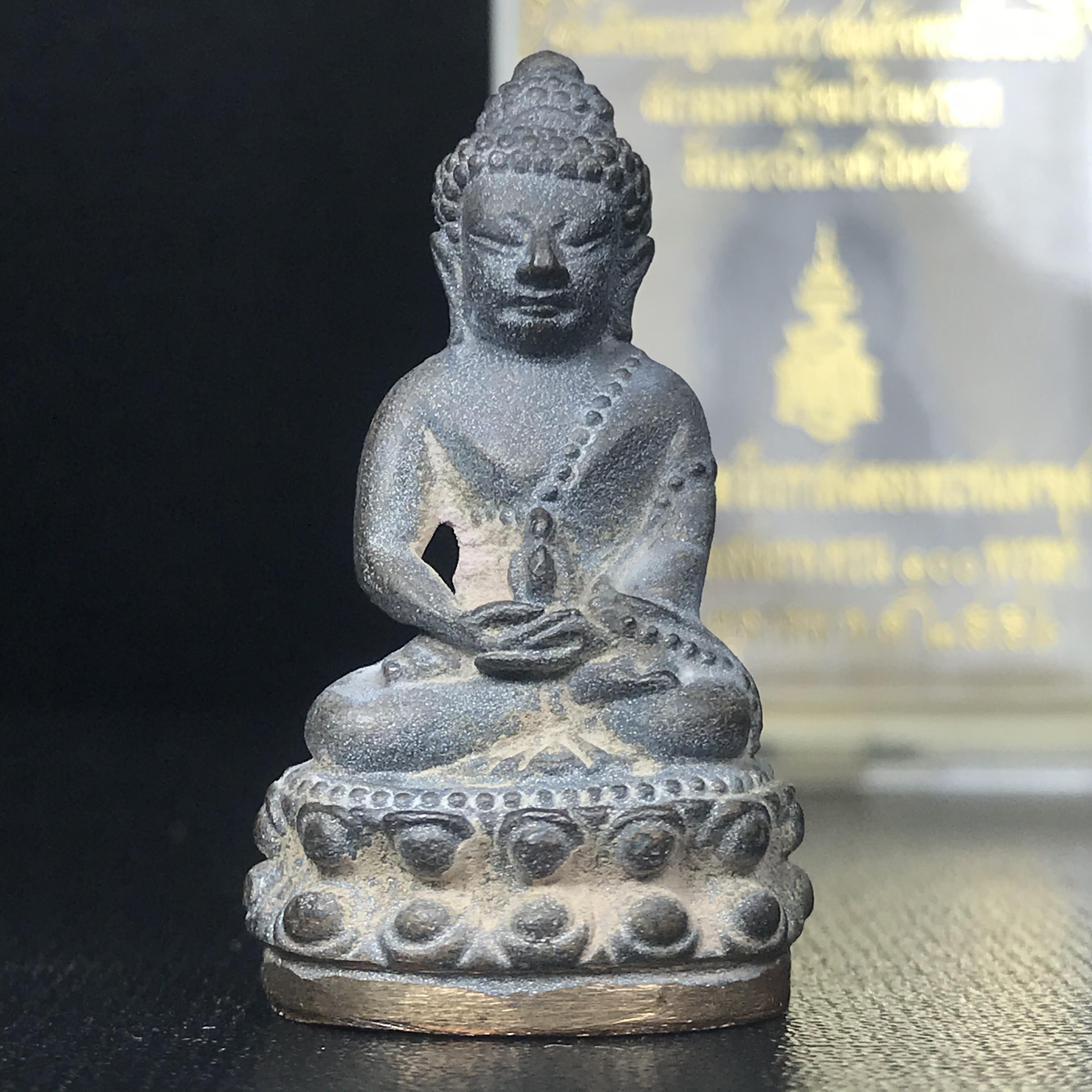 พระกริ่งชินบัญชรฉลองพระชันษา 100 ปี สมเด็จพระญาณสังวร วัดบวรนิเวศวิหาร ปี 2556 เนื้อนวโลหะผสมทองคำก้นทองแดง พิธีใหญ่ มวลสารเด่น นิยม(1 ใน 2556 องค์)