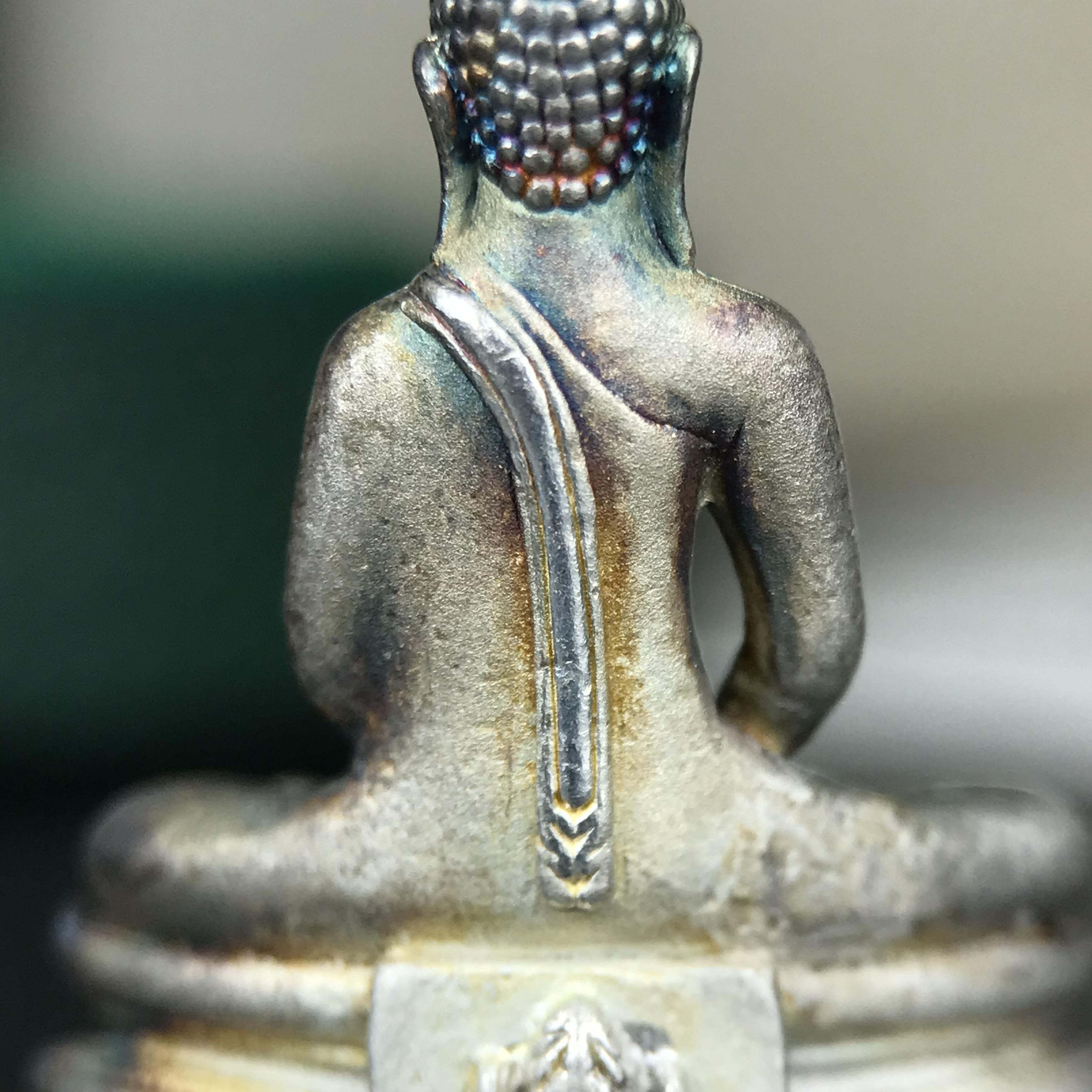 พระพุทธโสธร ภปร. รุ่นย้อนยุค สร้างพระอุโบสถ สมาคมชาวฉะเชิงเทรา จัดสร้าง ปี 2539 วโรกาสครองสิริราชสมบัติครบ 50 ปี เนื้อเงินทรายนวลขัดเงาบางส่วน(สภาพผิวเดิม ขึ้นสีรุ้งธรรมชาติ เก่าเก็บอย่าดี สวยมาก แบบนี้หายาก) พร้อมกล่องบรรจุและใบรับรองเดิม