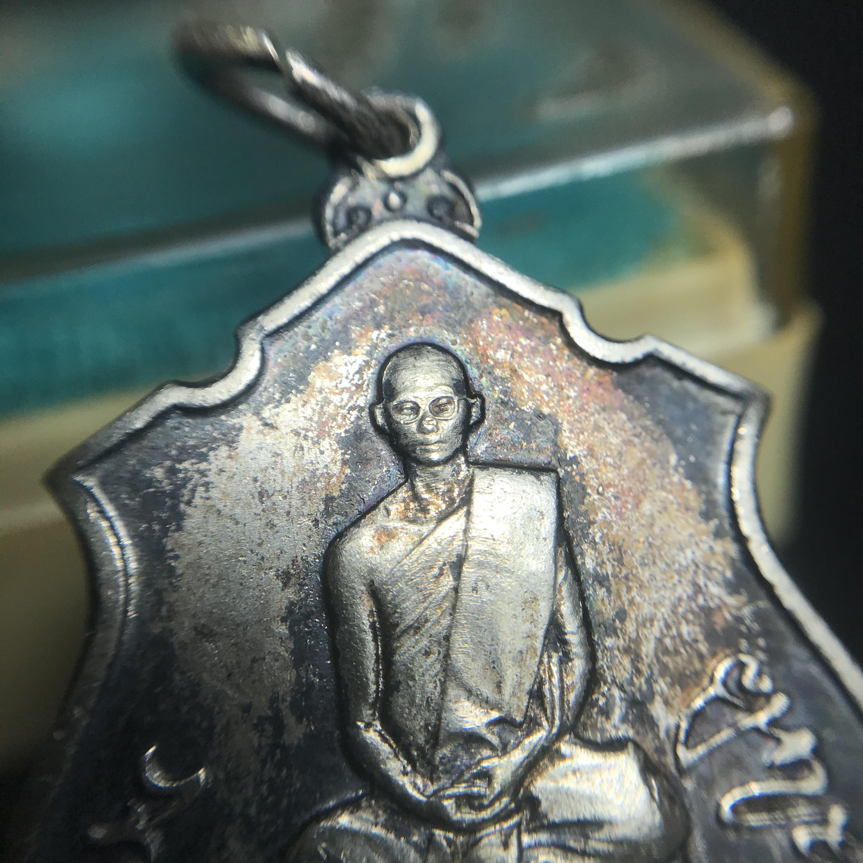 เหรียญในหลวงทรงผนวช กองทัพภาคที่3 ปี2517 เนื้อเงิน(ในหลวงรัชกาลที่9เสด็จในพิธี)(คัดสภาพสวย ผิวเดิม เส้นวงเดือนวิ่งคมชัด สวยมาก)(1ใน2000เหรียญ)