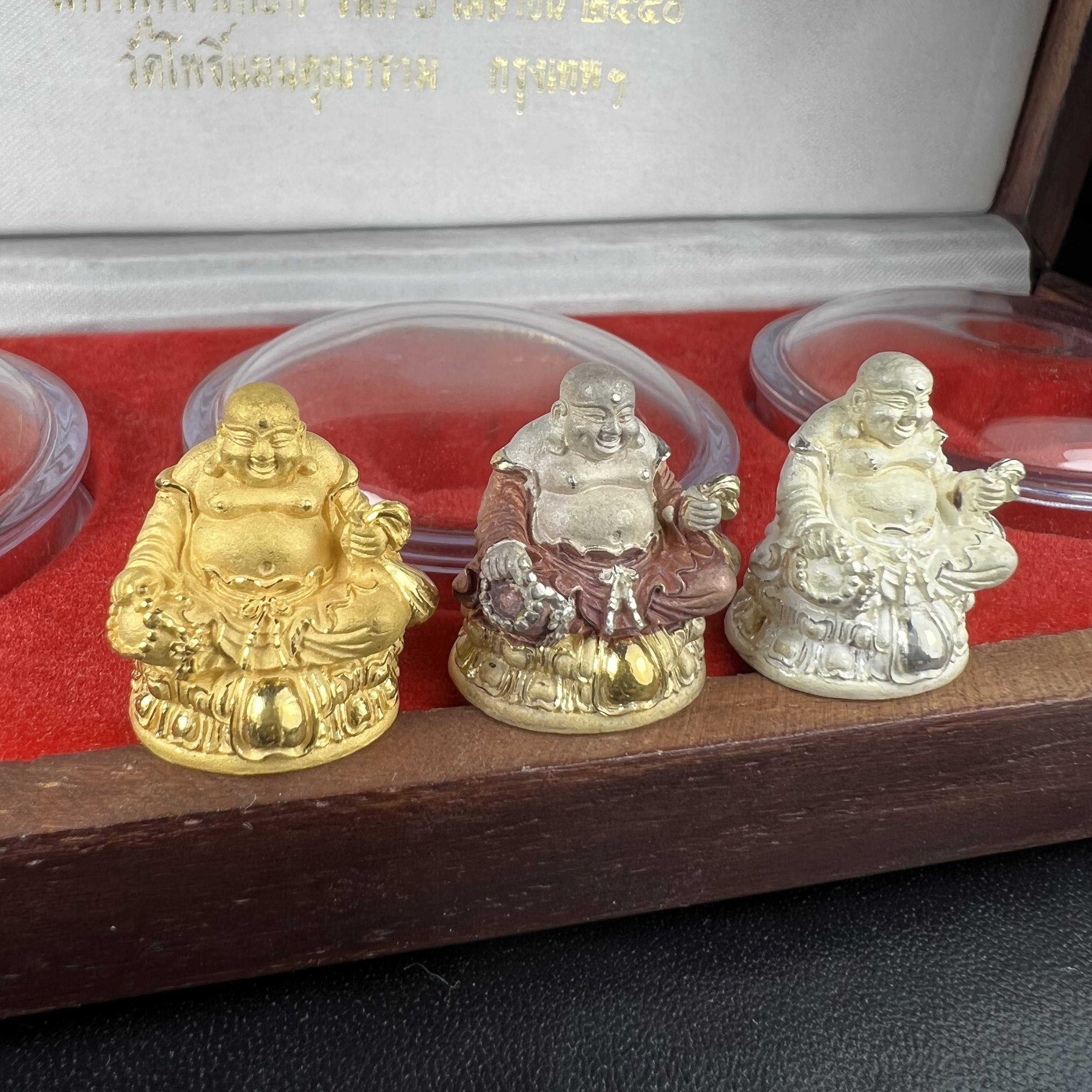 รูปหล่อลอยองค์ พระศรีอริยะเมตตรัยโพธิสัตว์(พระสังกัจจายน์)ชุดทองคำ(เนื้อทองคำ(15.44 กรัม)+เนื้อเงินสามกษัตริย์+เนื้อเงิน) โครงการสร้าง พระศรีอริยะเมตตรัยมหาโพธิสัตว์ น้อมถวายพระบาทสมเด็จพระเจ้าอยู่หัว ทรงครองศิริราชสมบัติครบ 50 ปี วัดโพธิ์แมนคุณาราม