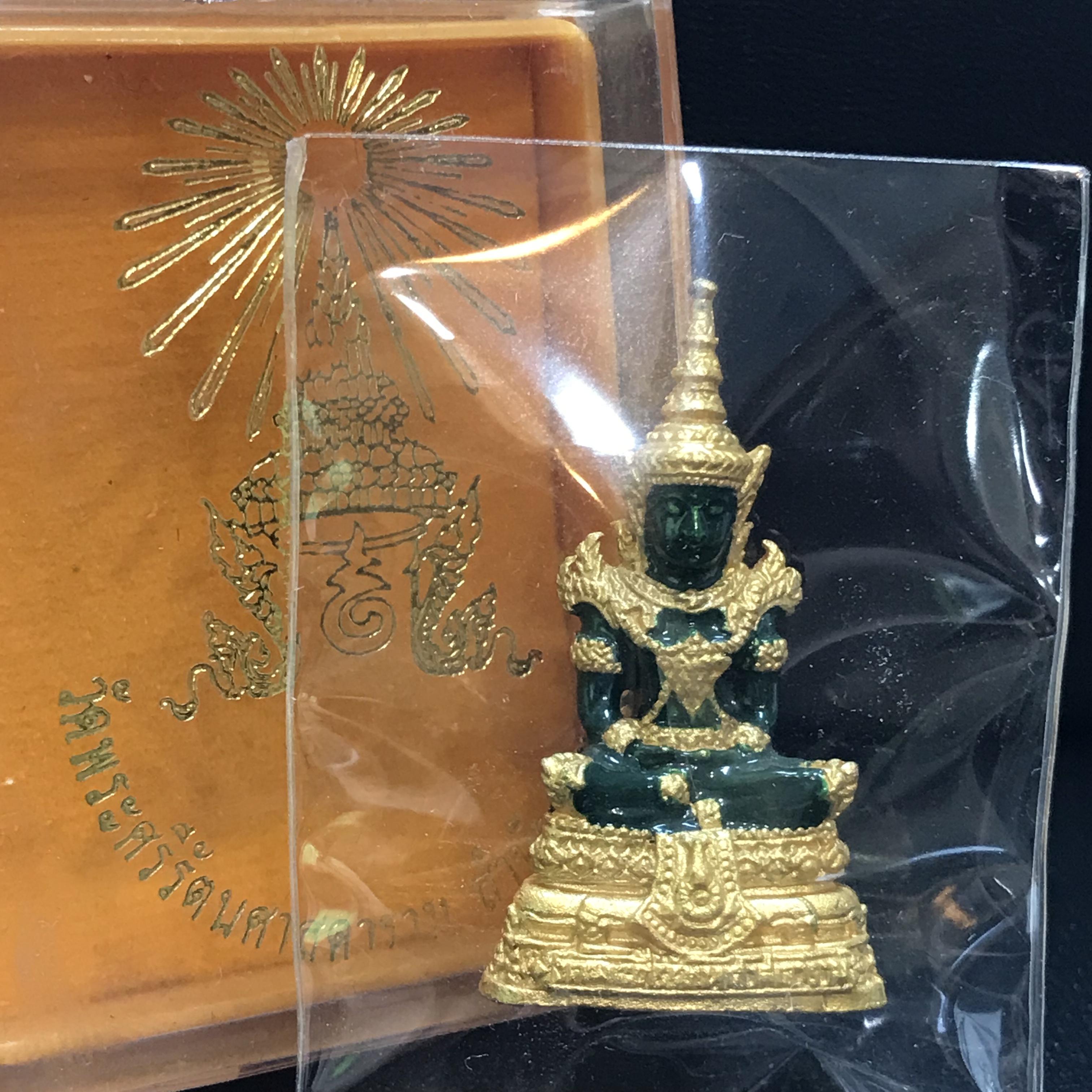 พระพุทธมหามณีรัตนปฏิมากร(พระแก้วมรกต) วัดพระศรีรัตนศาสดาราม สำนักพระราชวัง จัดสร้าง ฤดูร้อน(บรรจุมวลสารใต้ฐาน)