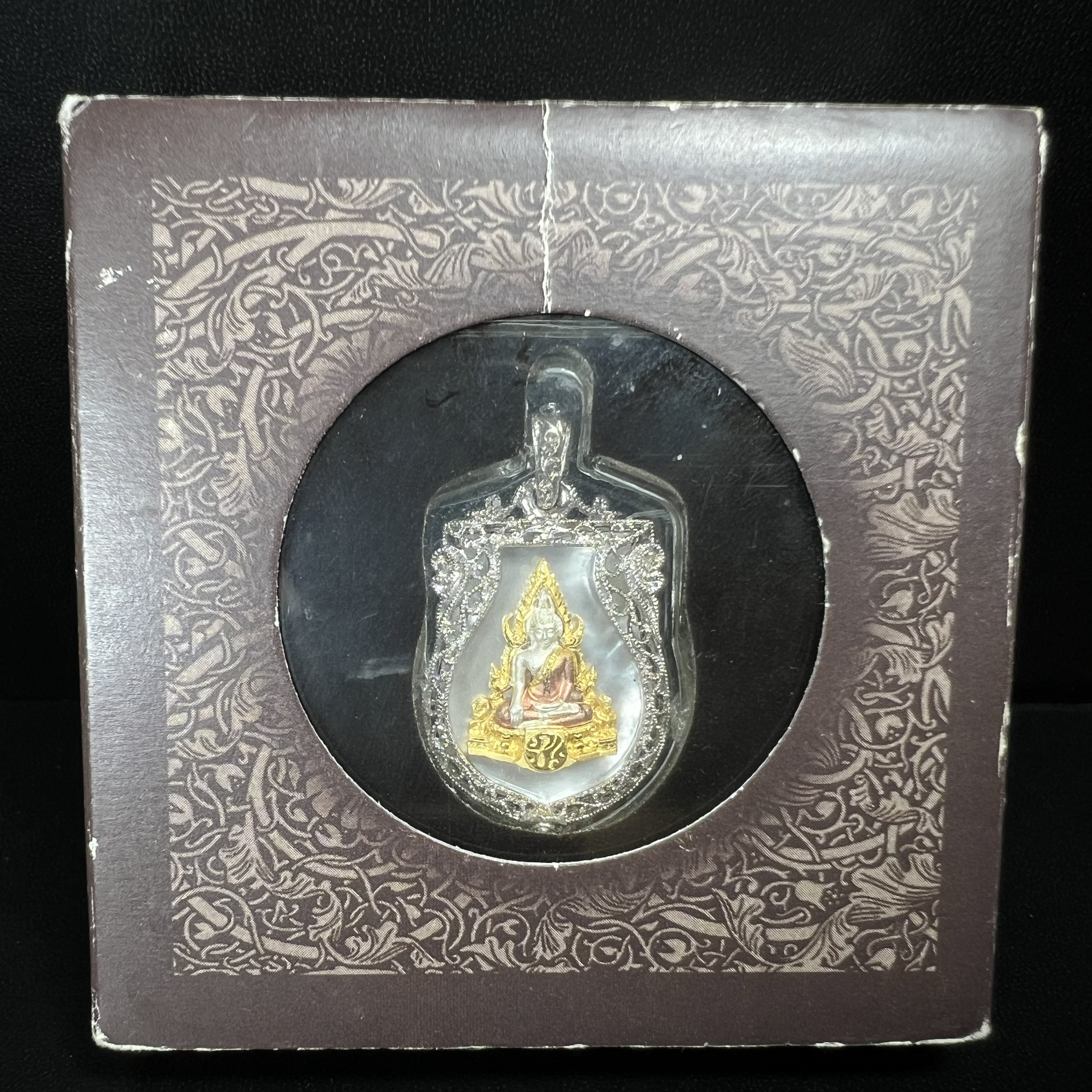 พระพุทธชินราช ภปร. โครงการ "เพราะแผ่นดินนี้ คือ แผ่นดินเกิด" ปี2548(รุ่นแรก) เหรียญทรงเสมา ขนาด 21 x 29 มม.เนื้อเงินสามกษัตริย์ องค์พระชุบสามกษัตริย์ ล้อมด้วยกรอบเงินชุบทองคำขาวสลักเสลาเป็นลวดลายละเอียดอ่อน ส่วนพื้นองค์พระเป็นเปลือกหอยมุขงดงาม