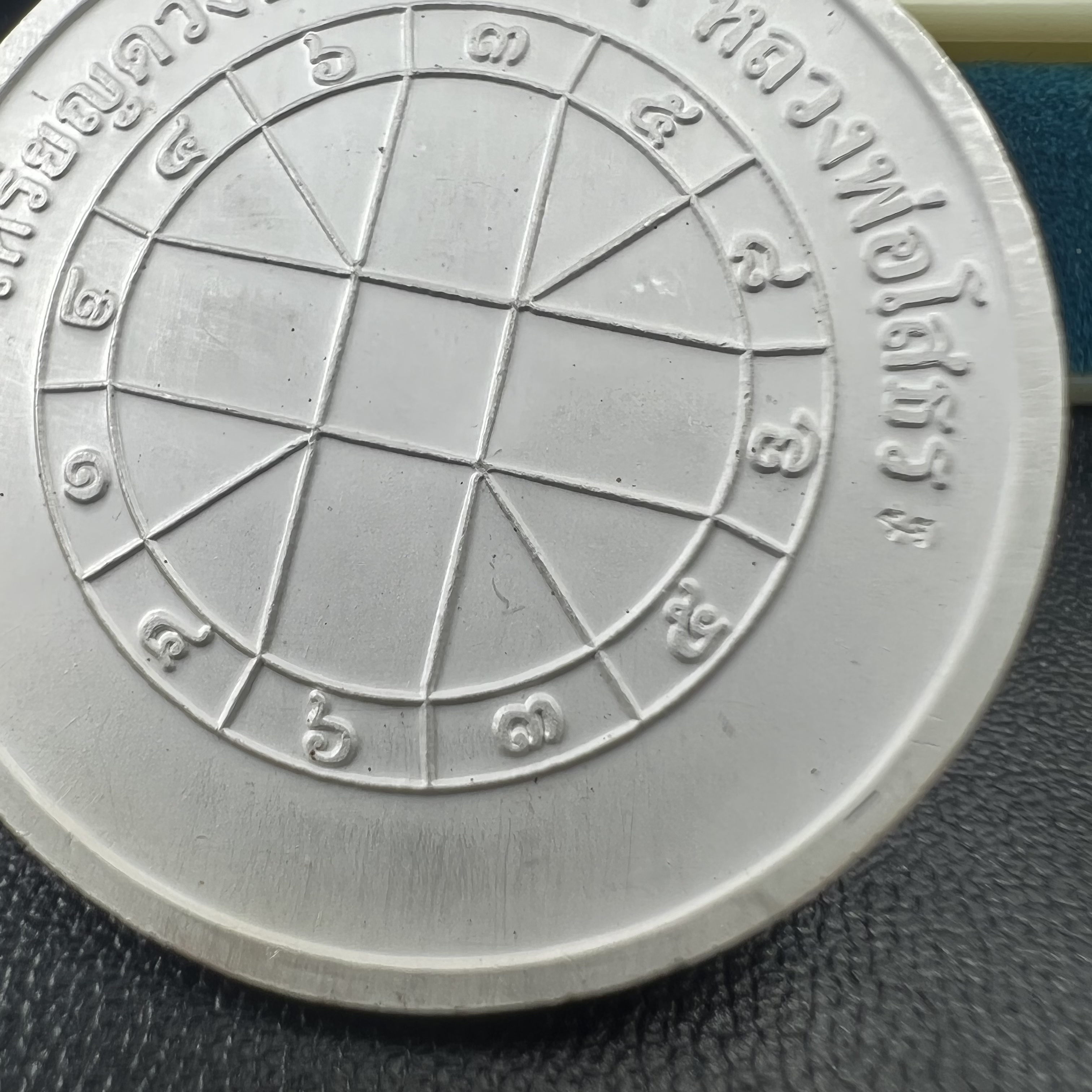 เหรียญหลวงพ่อโสธร รุ่นดวงชะตาคู่ชีวิต พิธีมหาจักรพรรดิตราธิราชครั้งยิ่งใหญ่ พิธีสวดนพเคราะห์เพื่อความเป็นสิริมงคล ปี 2547 ณ พระอุโบสถวัดโสธรวรารามวรวิหาร จ.ฉะเชิงเทรา เนื้อเงินลงยาราชาวดี ขนาด 3.2 ซม.พร้อมกล่องบรรจุเดิมสภาพสวยครบสมบูรณ์