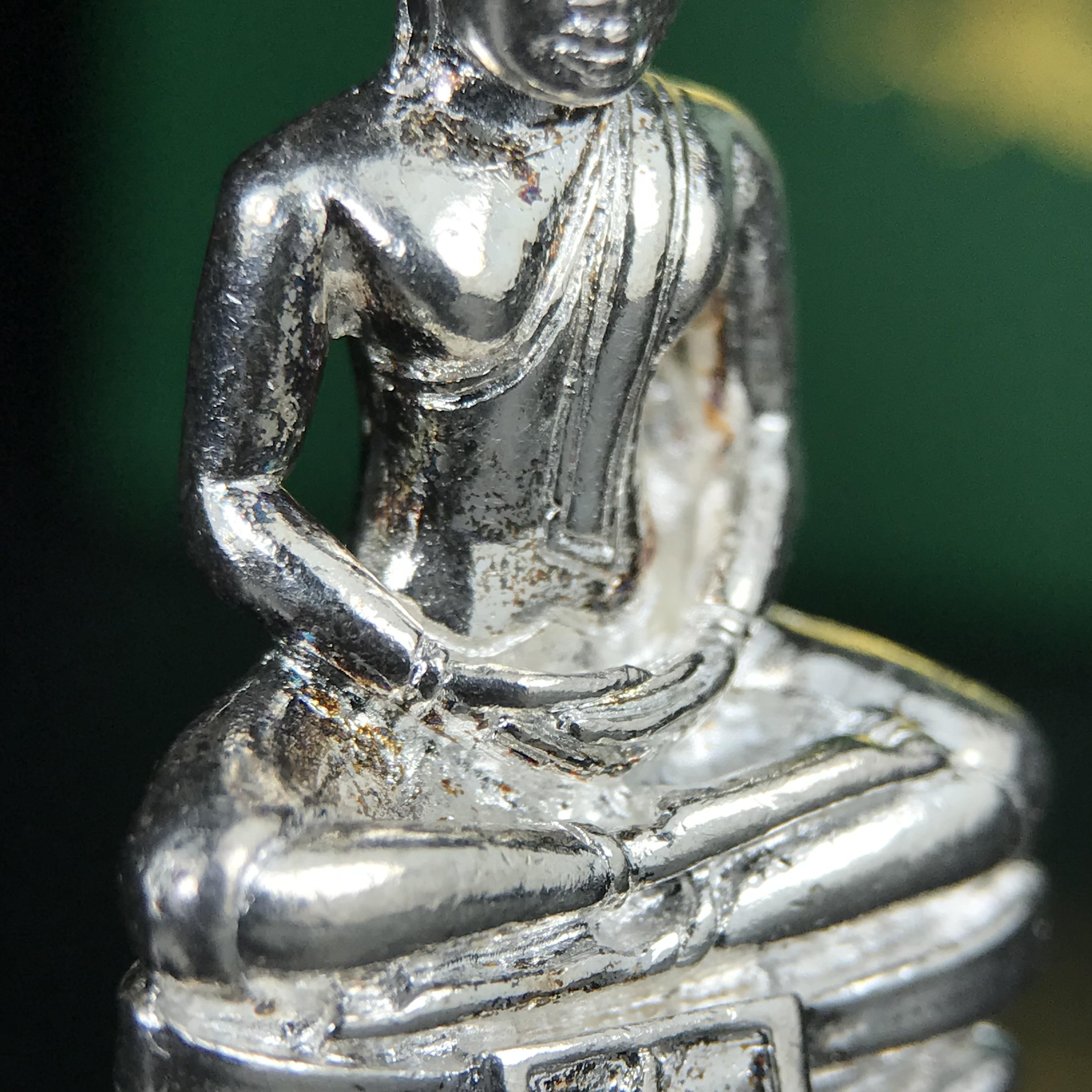 พระพุทธโสธร รุ่น กศก. 120 ปี เนื่องในโอกาสครบ 120 ปี กรมศุลกากร กระทรวงการคลัง จัดสร้าง ปี 2537 เนื้อเงินบริสุทธิ์ 99.9% ผิวขัดเงา(งานบริษัท แพรนด้า จิวเวลรี่)สวยงดงาม ทรงคุณค่า