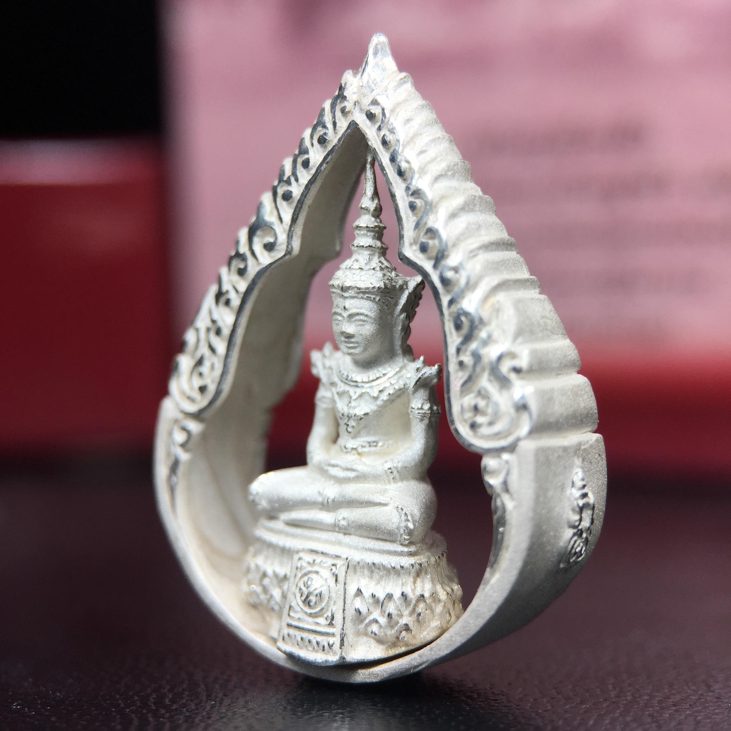 พระแก้วมรกต ภปร.(รุ่นแรก) ปี2545 จัดสร้างในมหาวโรกาส พระบาทสมเด็จพระเจ้าอยู่หัวรัชกาลที่ 9 ครบรอบ 75 พรรษา และฉลองกรุงรัตนโกสินทร์ครบ 220 ปี พิมพ์ลอยองค์ทรงหยดน้ำ เนื้อเงินบริสุทธิ์ 92.5% ขนาด 18*27 มม. พร้อมกล่องบรรจุเดิม สวยครบสมบูรณ์(องค์หมายเลข 1752)