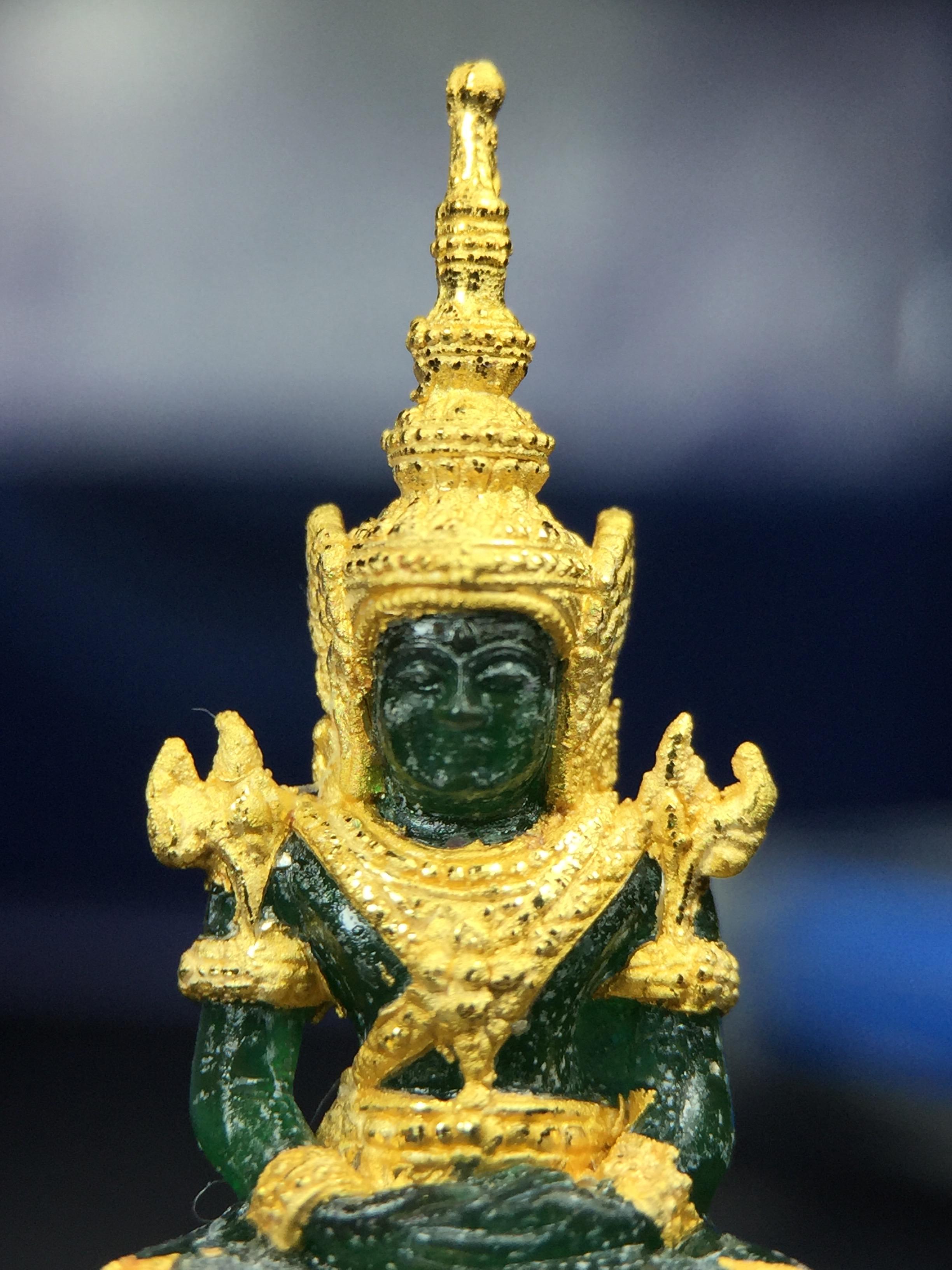 พระแก้วมรกต ภปร. จัดสร้างโดย รพ.ภูมิพลฯ ปี2547 ลอยองค์ขนาดหน้าตัก 1/2 นิ้ว เนื้อเรซิ่นหุ้มทองคำ99.99 งดงามทรงคุณค่าอีกหนึ่งรุ่นยอดนิยม หายาก